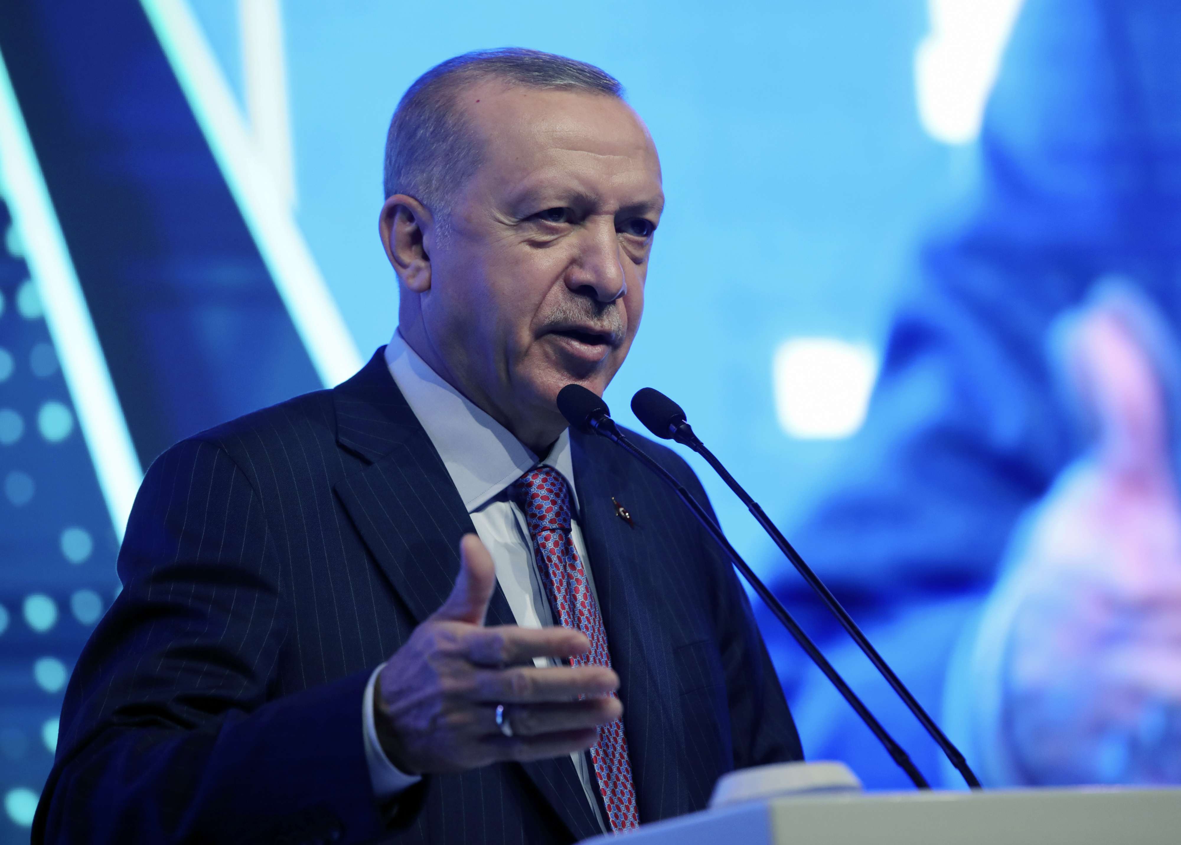 اردوغان يواجه ضغوطا متنامية من الشارع التركي والمعارضة بسبب سوء إدارة البلاد