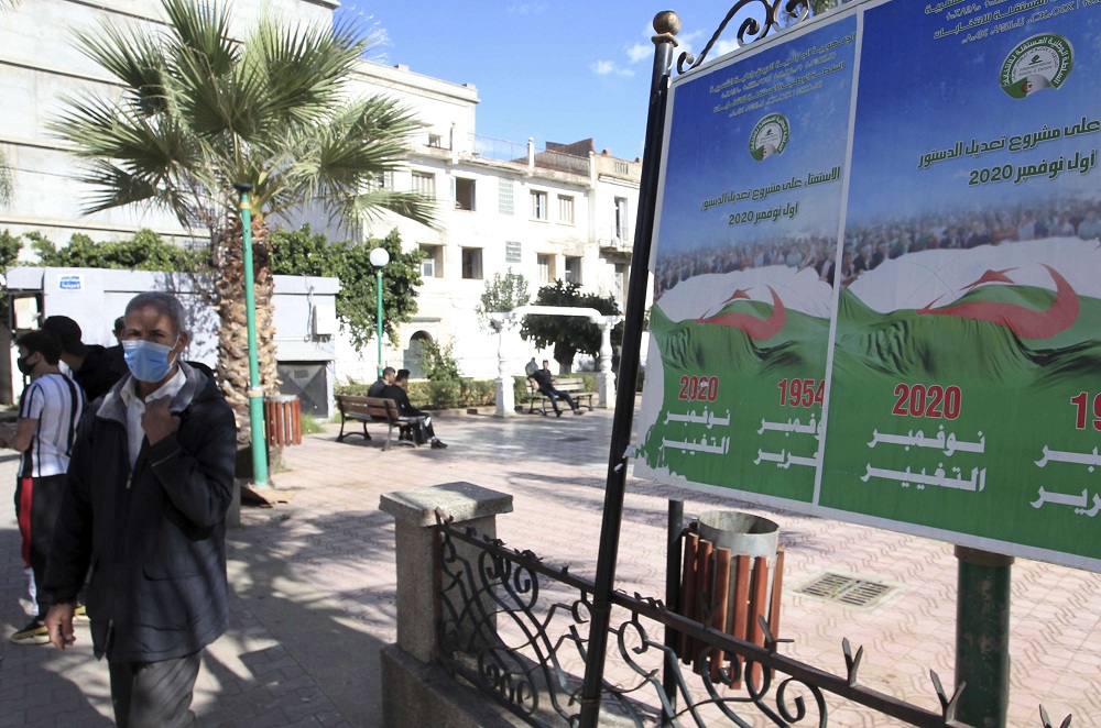 الجزائريون بدوا غير مهتمين بمبادرة التعديل الدستوري رغم حملة دعاية ضخمة