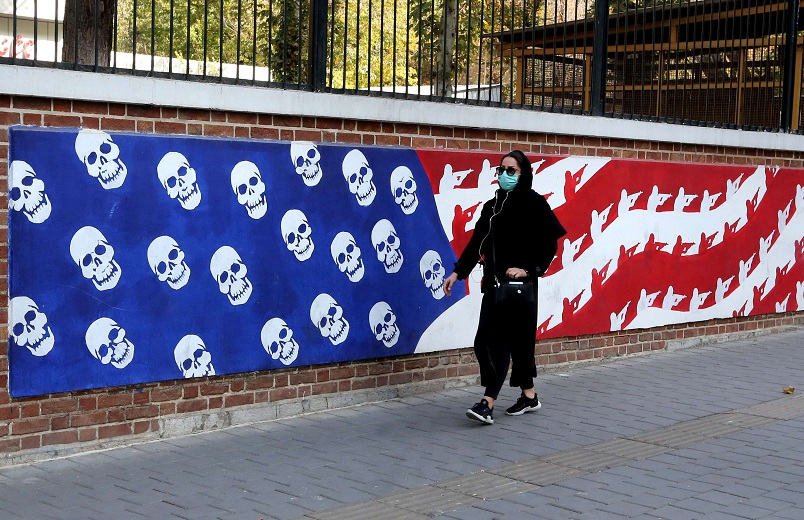 رسم للعلم الأميركي على الطريقة الايرانية