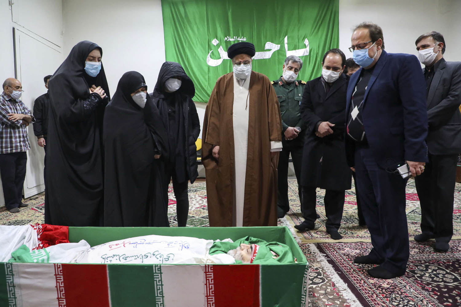 رئيس مجلس القضاء الإيراني إبراهيم رئيسي يلقي النظرة الأخيرة على محسن فخري زاده بحضورعائلته