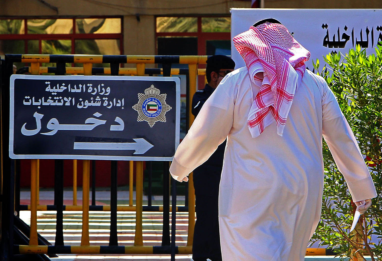 كويتي أمام مبنى إدارة الانتخابات