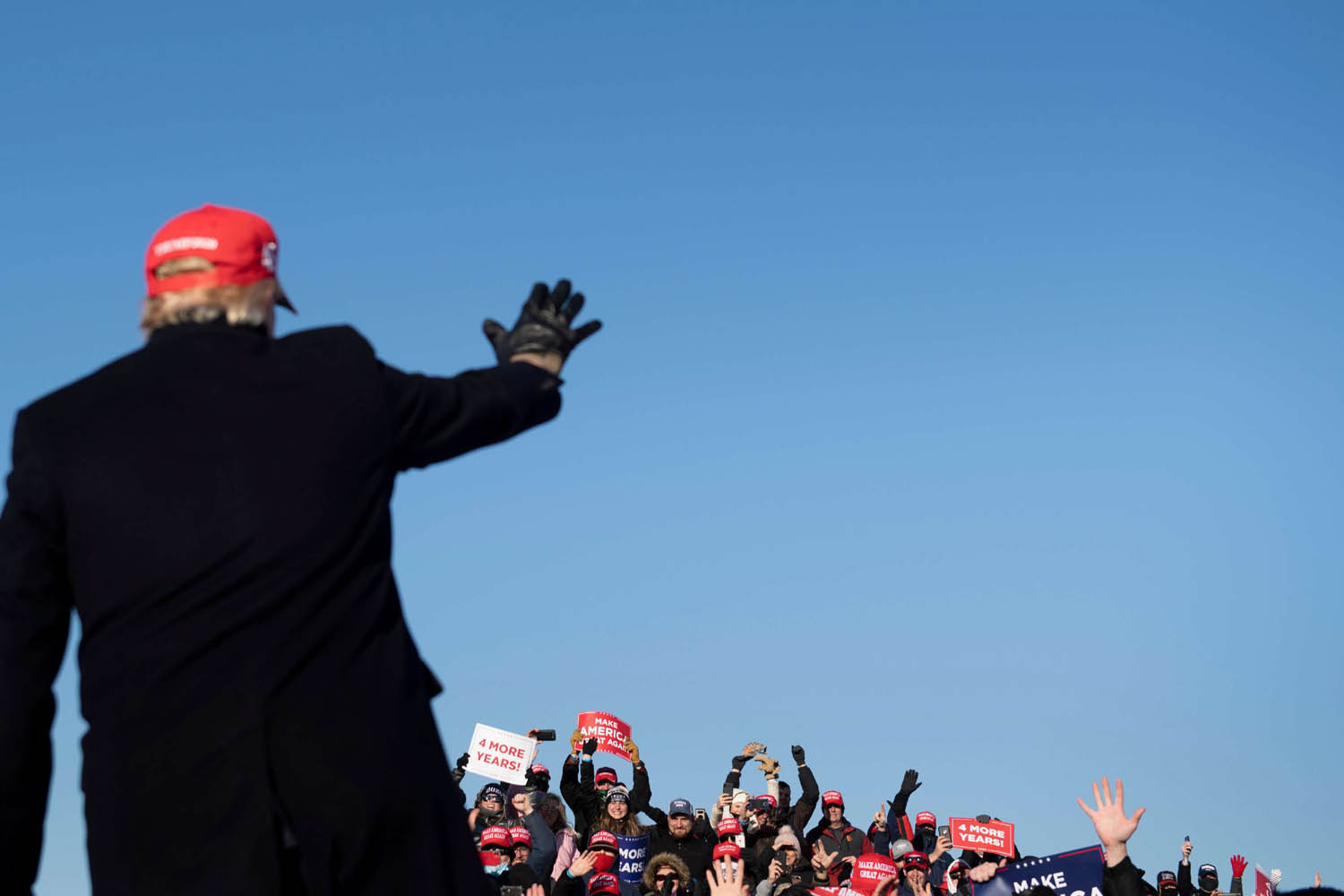 الرئيس الأميركي دونالد ترامب يلوح لمناصريه في جولة انتخابية