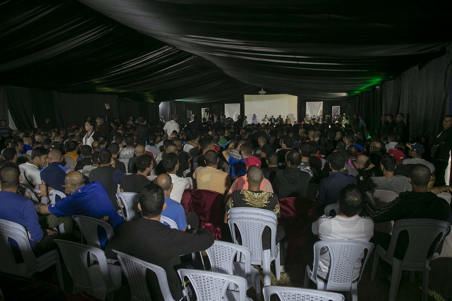 'السينما في السجون'