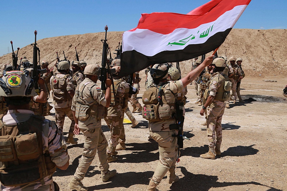 جنود عراقيون وقوات من التحالف يحتفلون بعد ضربة ناجحة على داعش