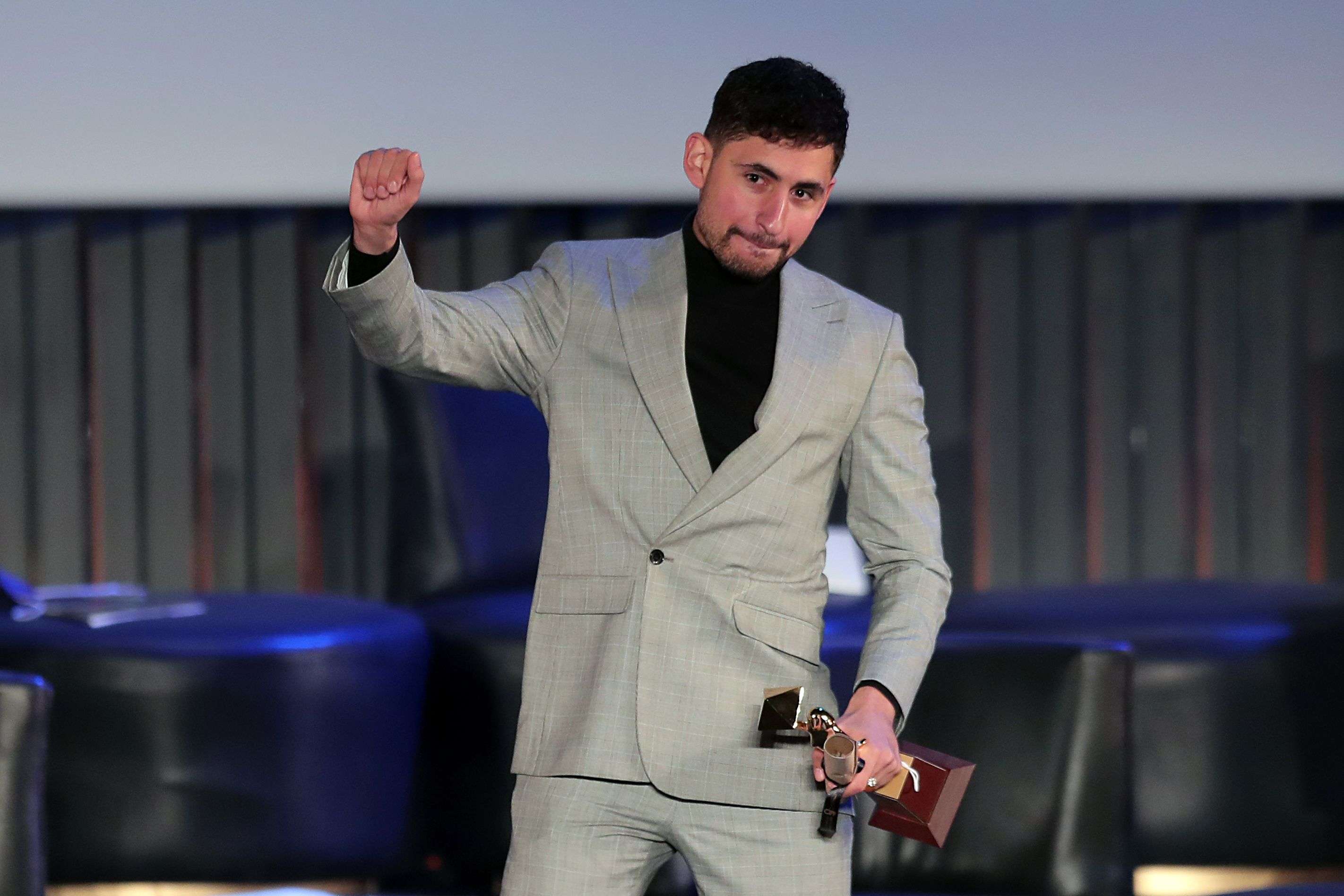 الفنان أمير المصري يتسلم جائزته في مهرجان القاهرة السينمائي 2020