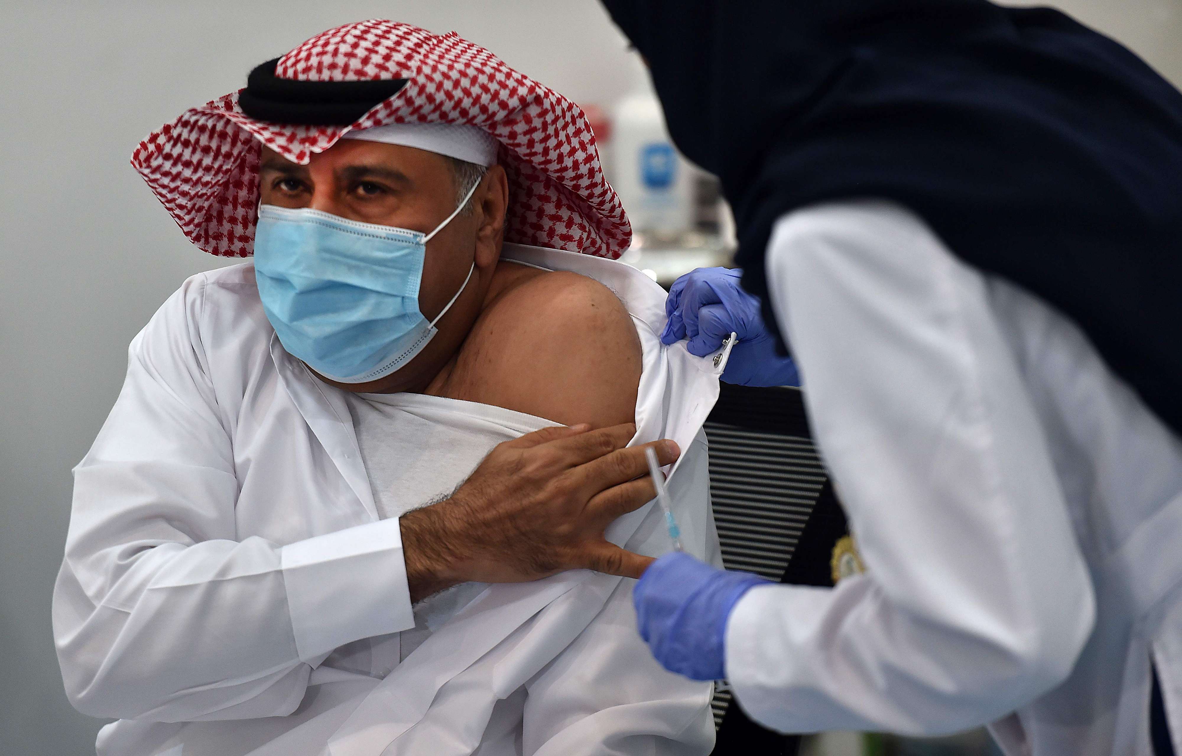 السعودية تباشر حملة التلقيح ضد فيروس كورونا