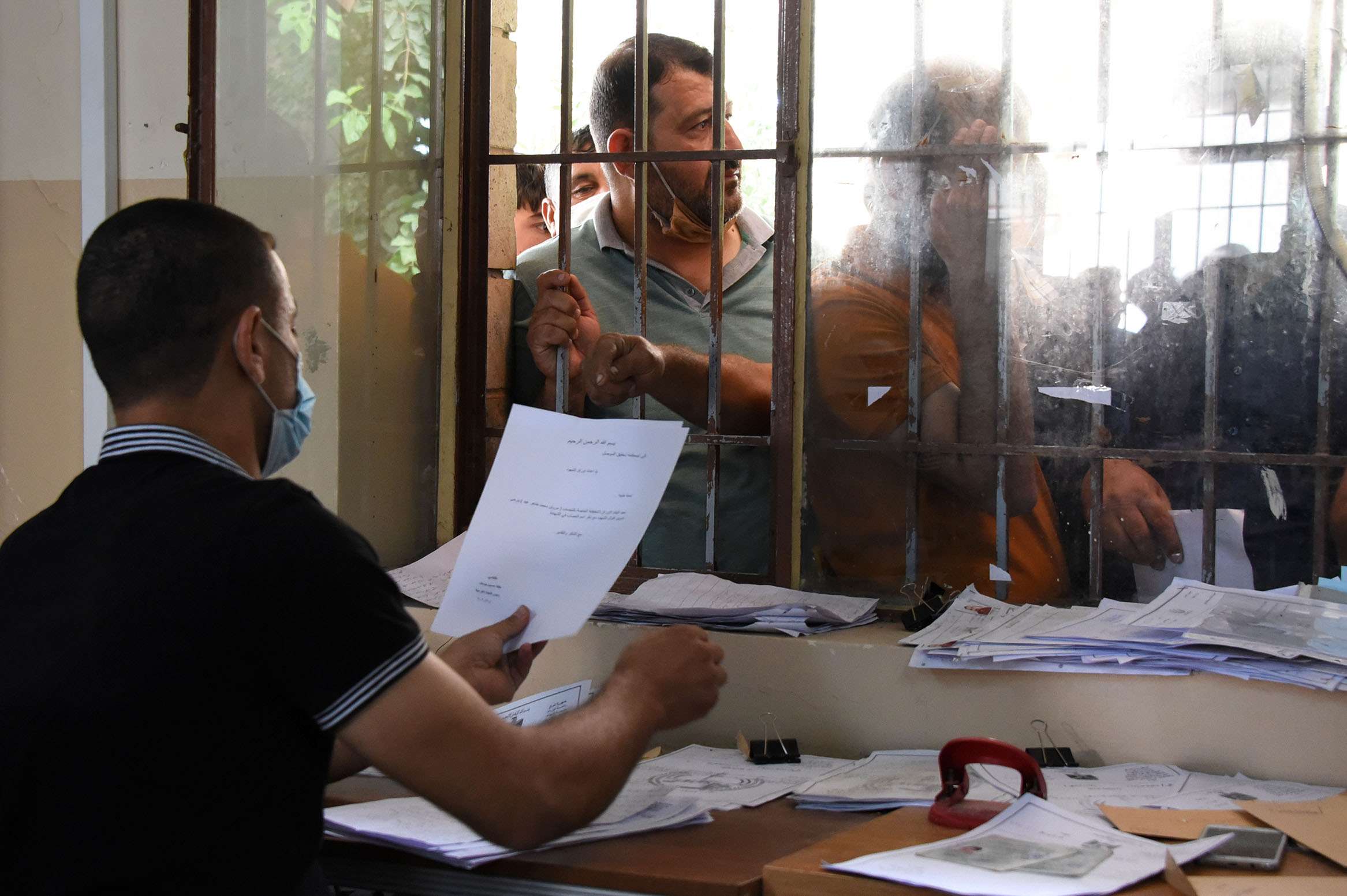 الموظفون في القطاع العام سيكونون اول ضحية للموازنة الجديدة في حال اقرارها