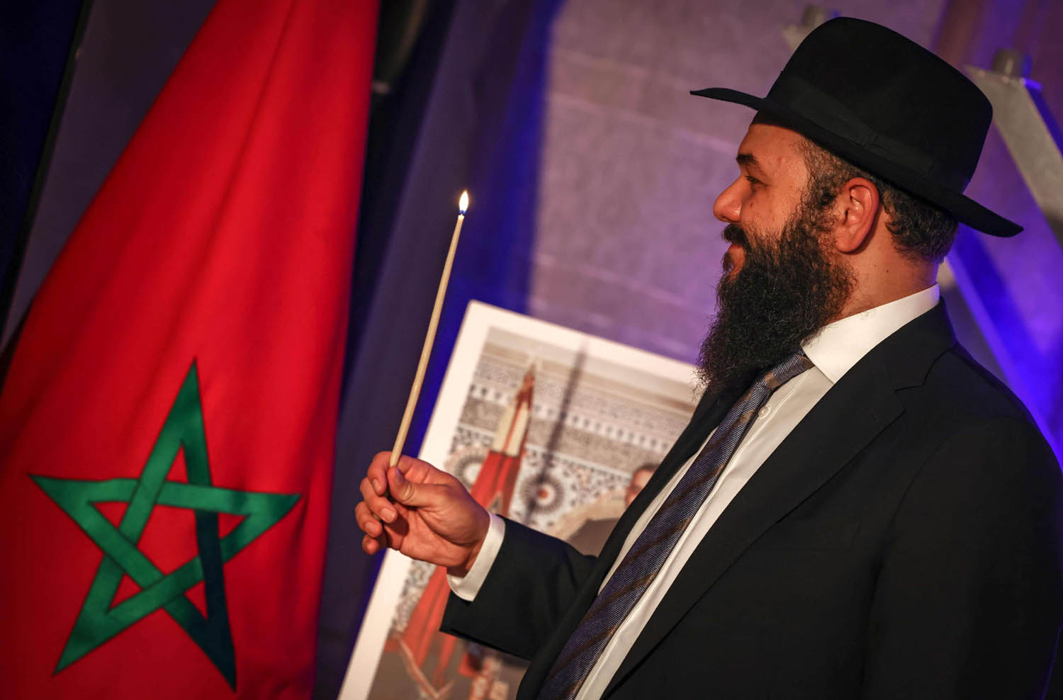 رابي مغربي يحتفل بعيد الأنوار (حانوكا) في كنيس الدار البيضاء