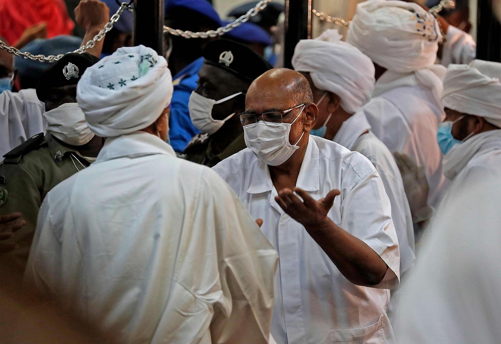 الرئيس السوداني المعزول في جلسة محاكمة سابقة حضرها أنصاره
