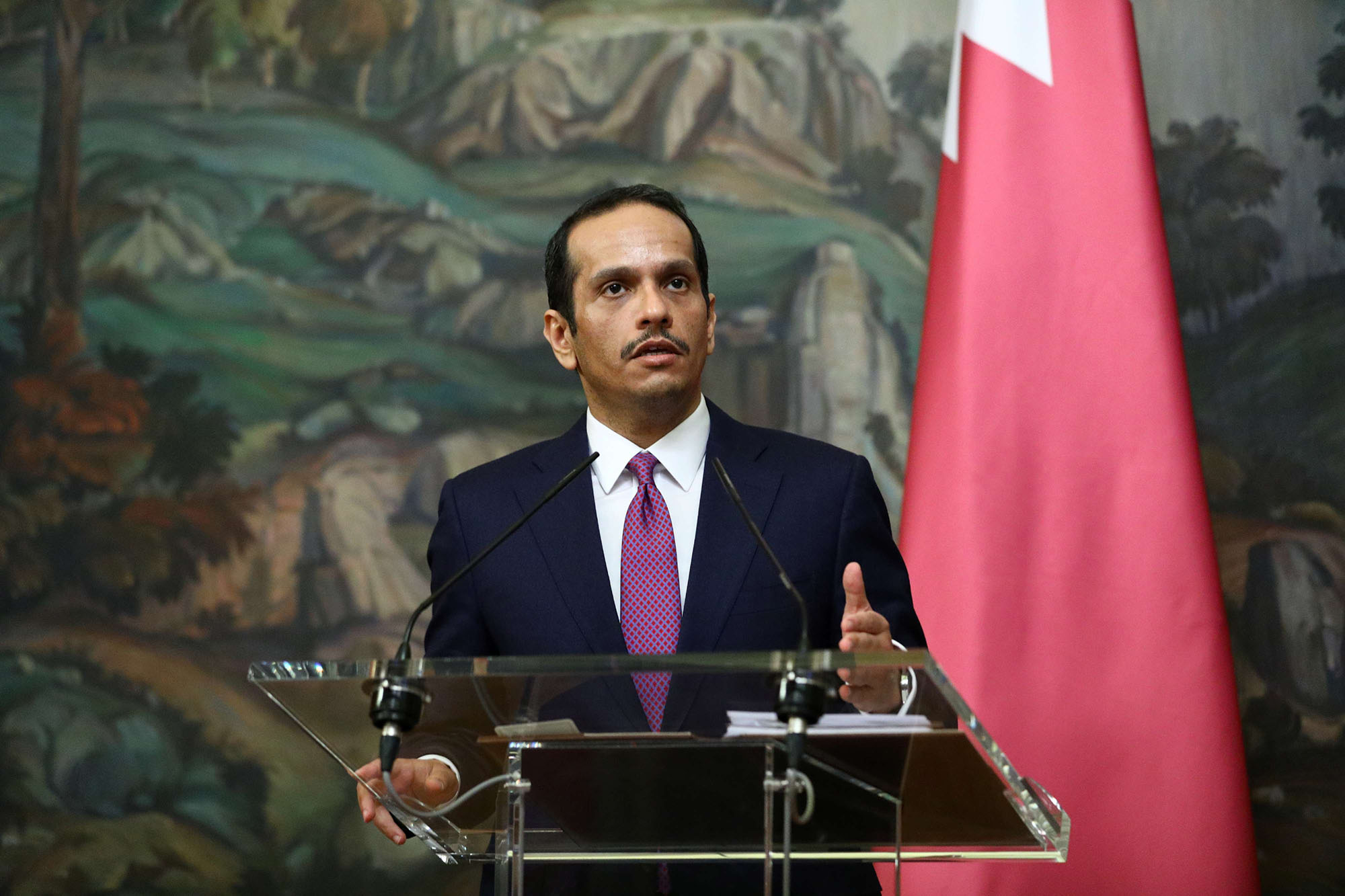 قطر، الموقف ونقيضه