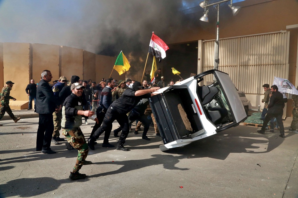 ميليشيات الحشد الموالية لايران حاولت في السابق احراق السفارة الأميركية في وسط بغداد