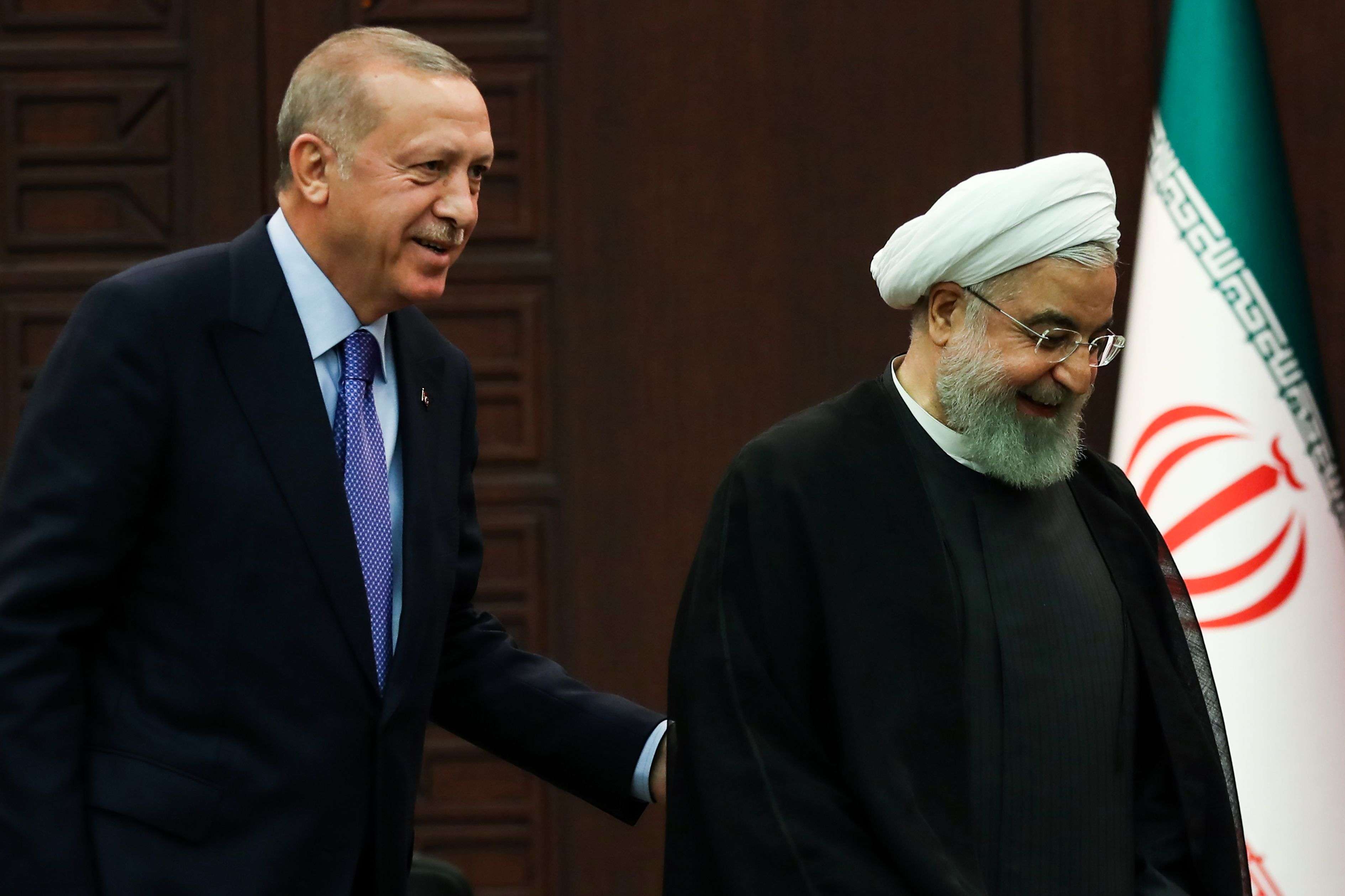 الرئيس التركي رجب طيب اردوغان ونظيره الايراني حسن روحاني