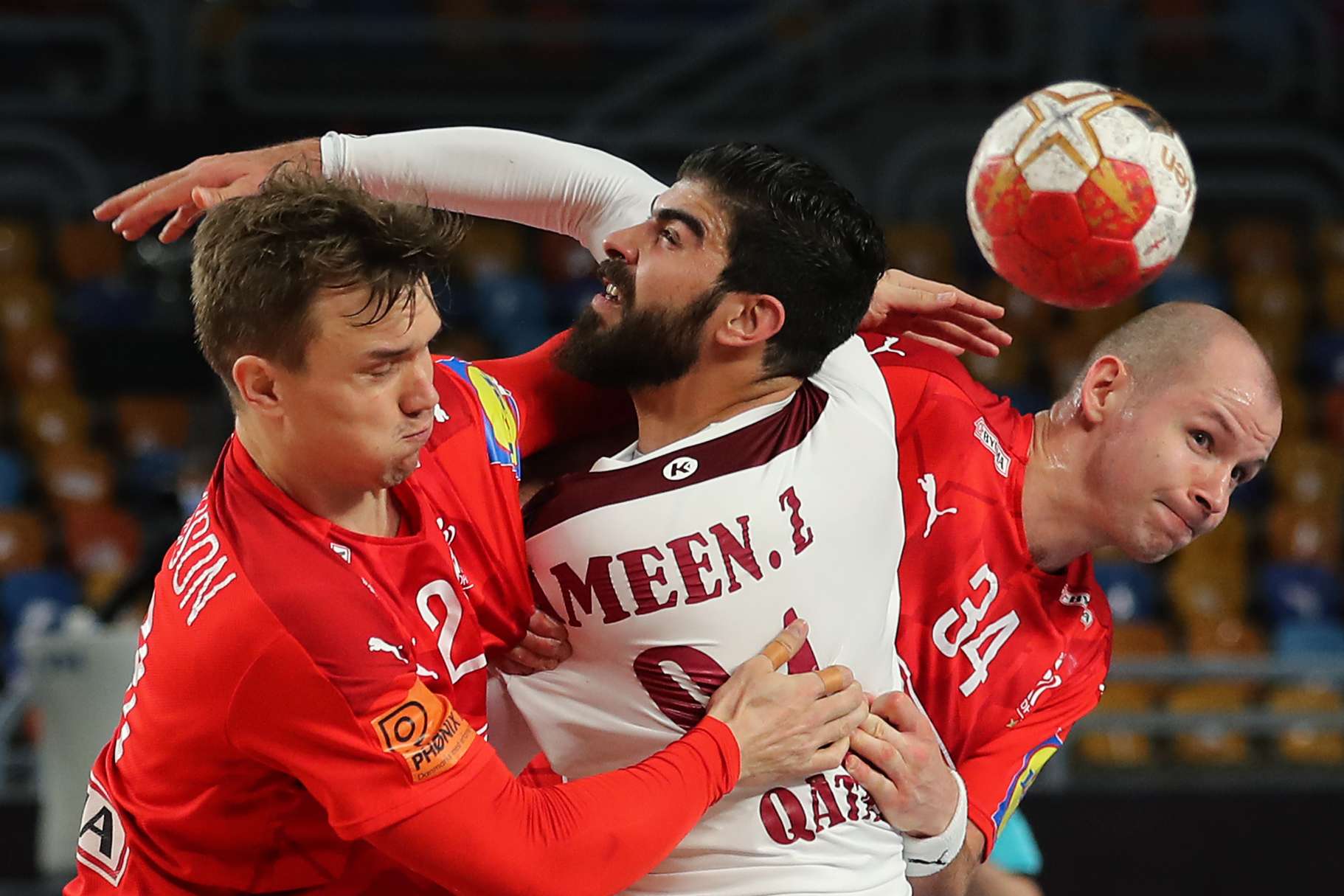 المنتخب الدنماركي يفرض سيطرة شبه مطلقة وسط محاولات مستميتة من 'العنابي'