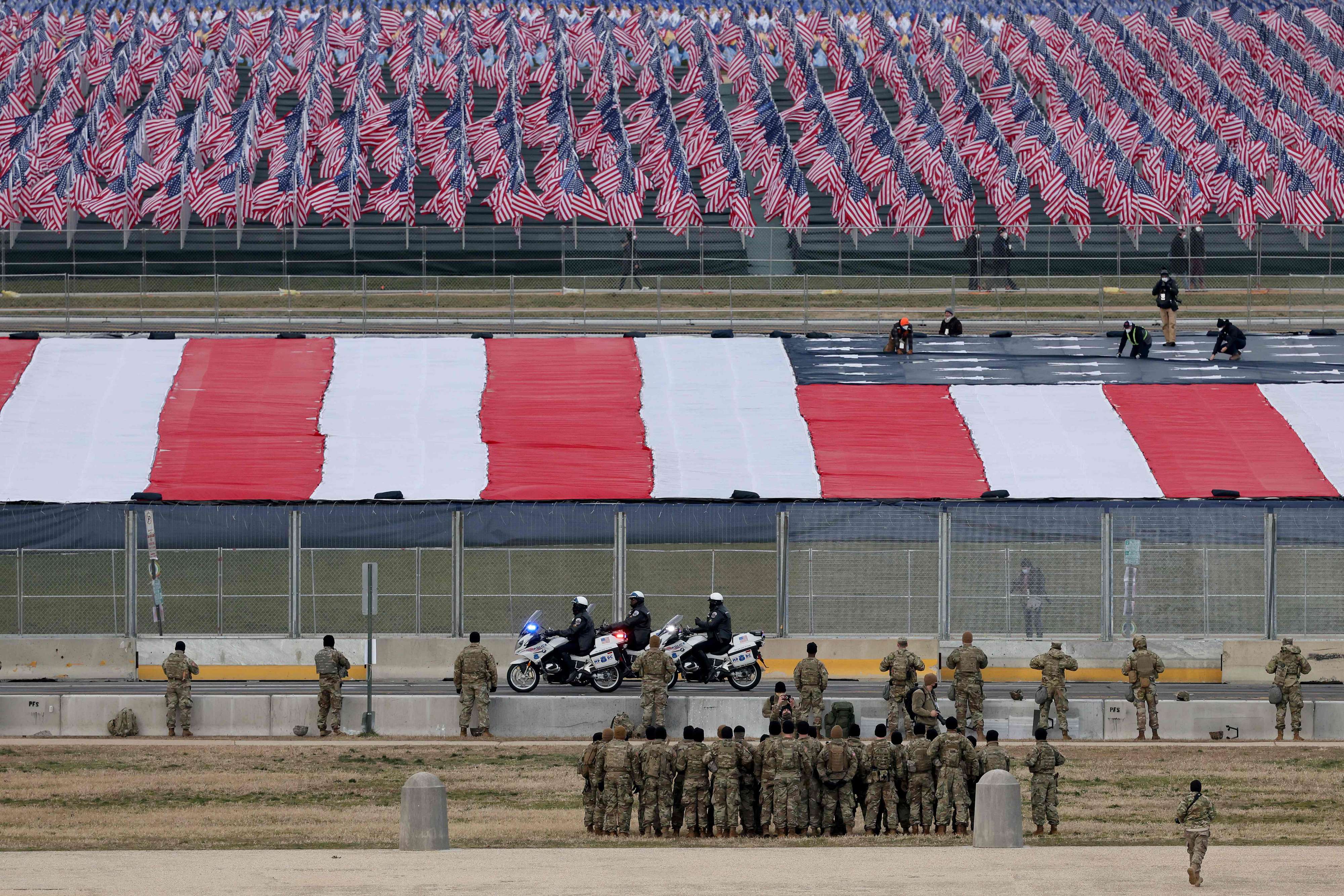 عشرات آلاف الأعلام تقف بدل الحشود الغائبة في يوم استثائي لتنصيب بايدن