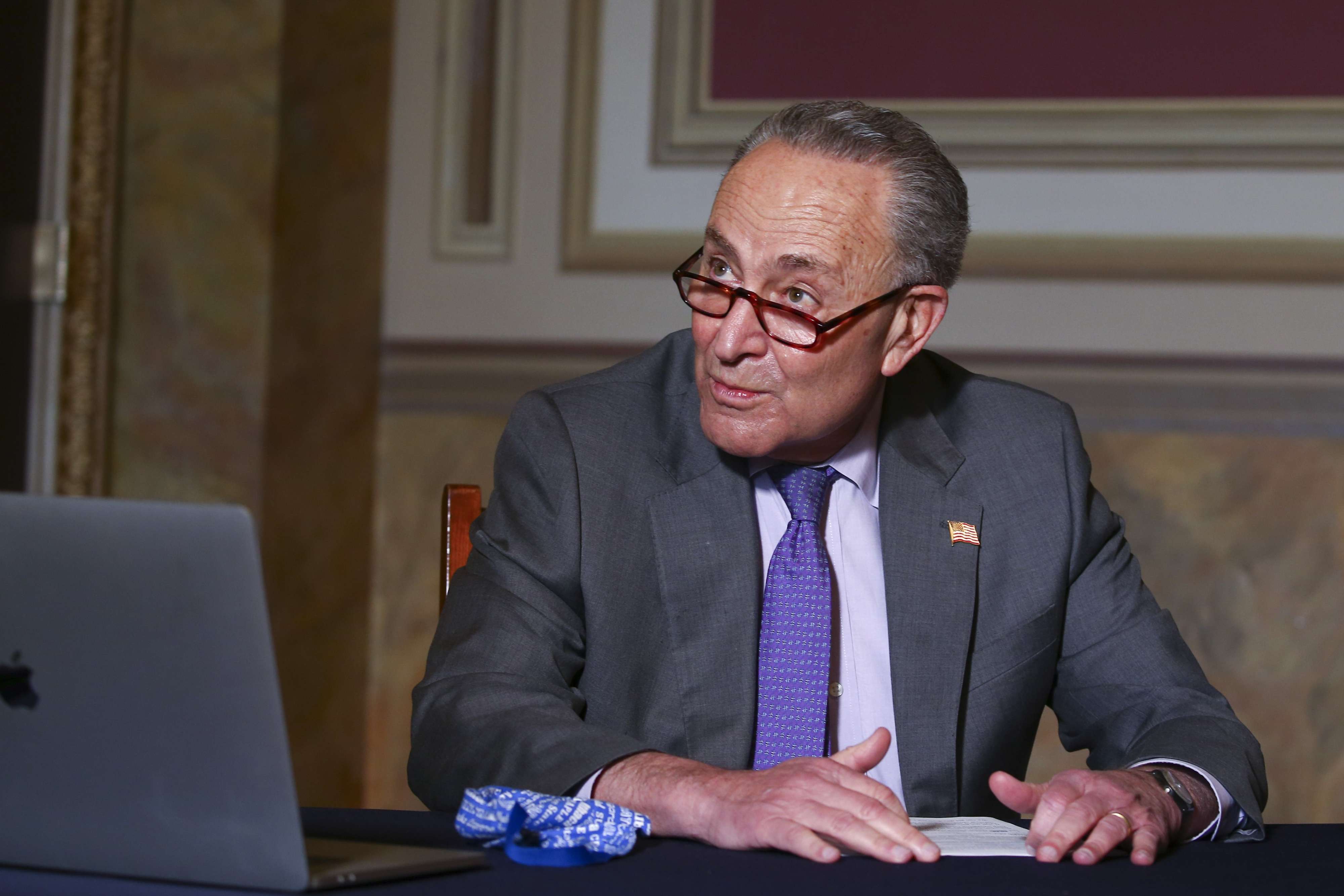 تشاك شومر: ما حدث بالكونغرس هو تمرد ضد الولايات المتحدة بتحريض من الرئيس