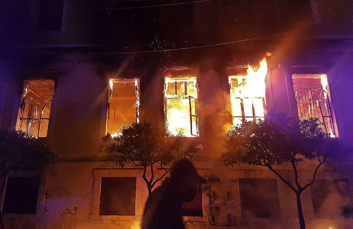 حريق في مبنى البلدية في طرابلس شمال لبنان