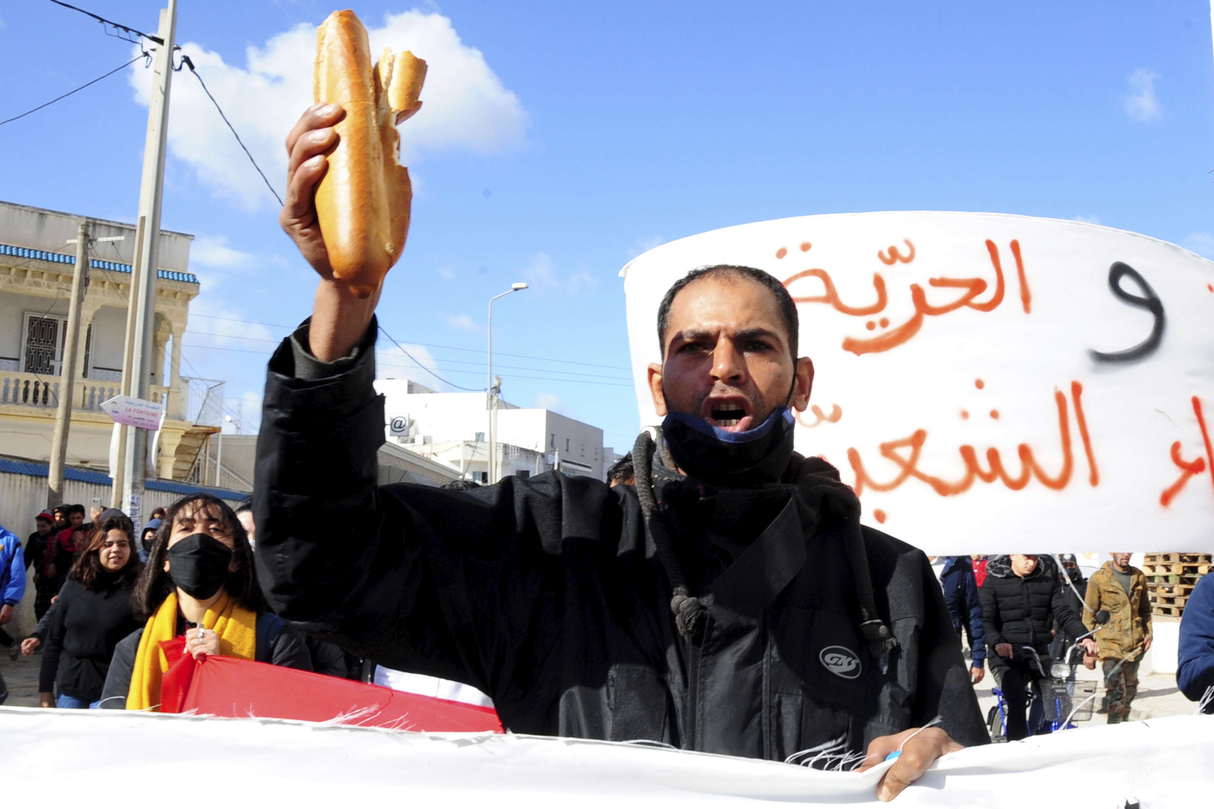 الاحتجاجات تزيد الضغوط على الحكومة