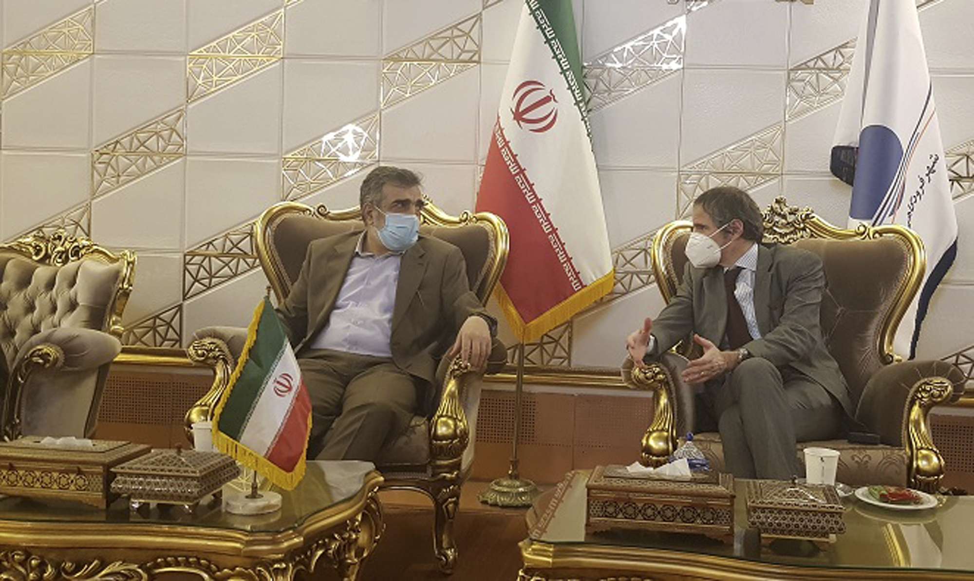 المدير العام للوكالة الدولية للطاقة الذرية رافائيل غروسي (يمين) يلتقي في طهران بالمتحدث باسم الوكالة الذرية الإيرانية بهروز كمالوندي 