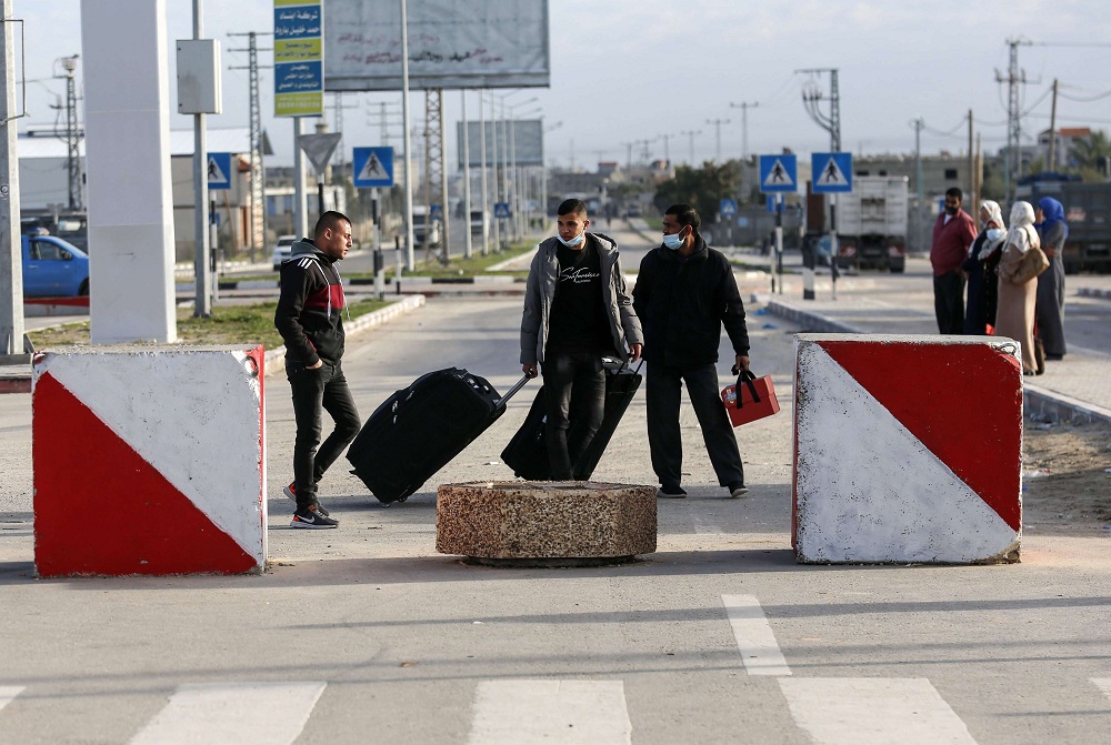 فلسطينيون يعبرون معبر رفح الحدودي