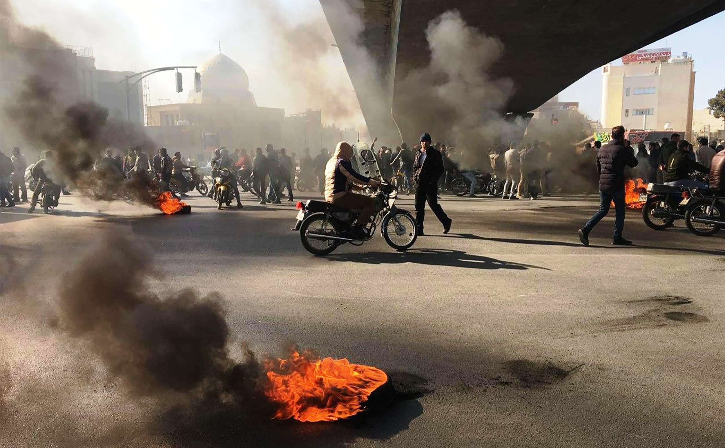 زيادة الفقر والبطالة في إيران ينذر بانفجار الإيرانيين غضبا 