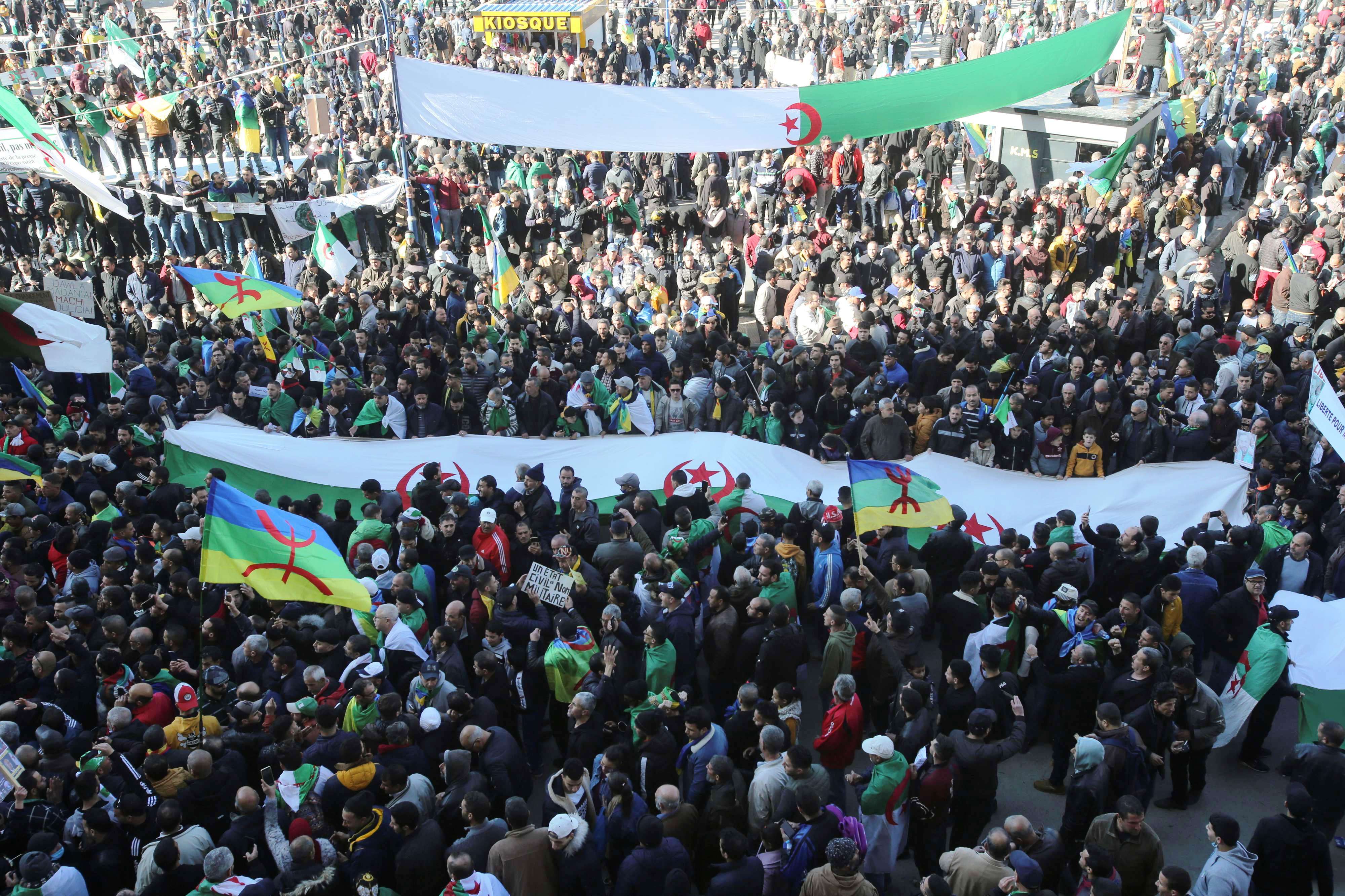 تجمع عشرات الآلاف في ذكرى الحراك الأولى ينذر بعودة الاحتجاجات في الجزائر