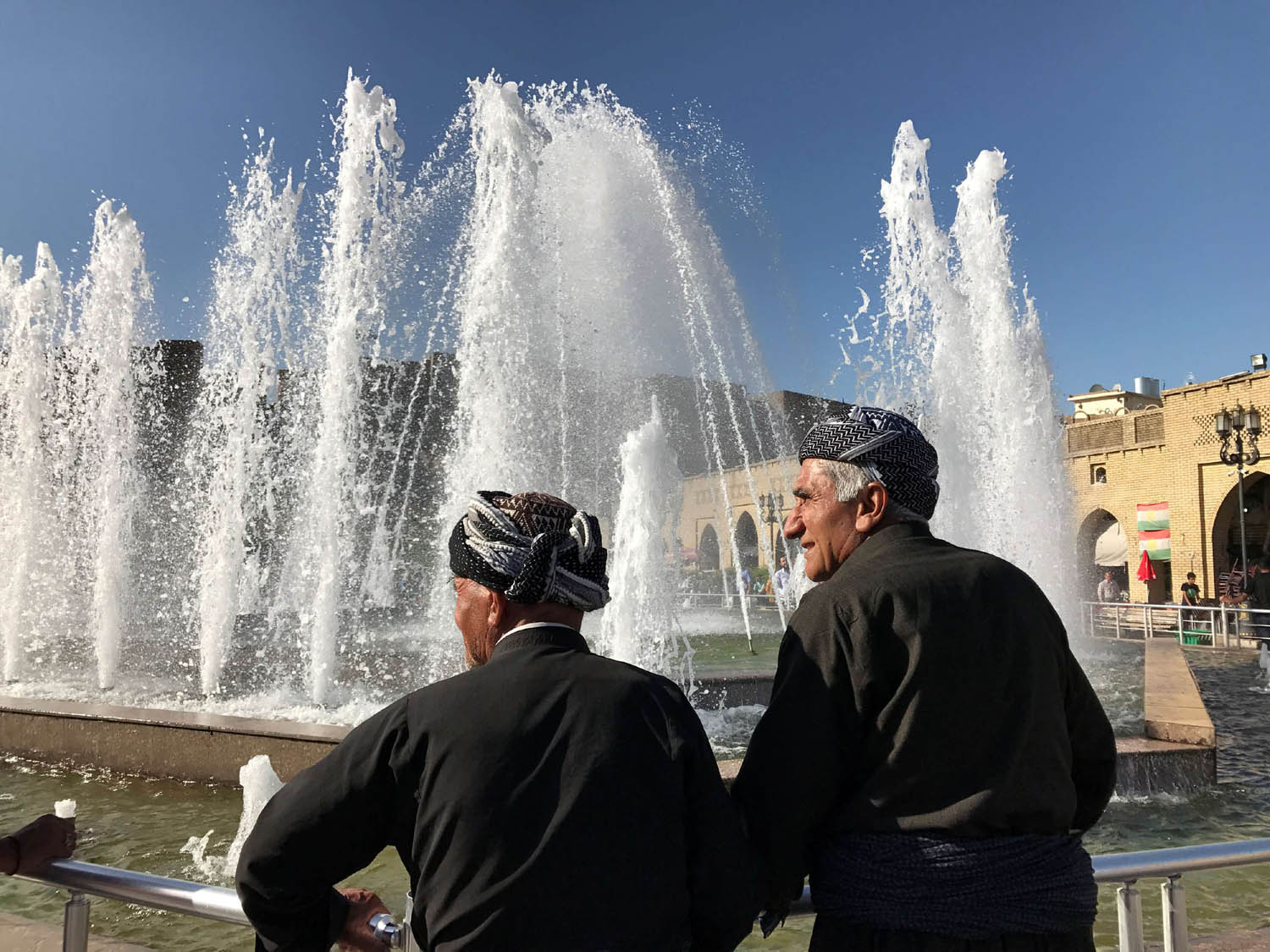 كرديان امام نافورة في ساحة قلعة أربيل
