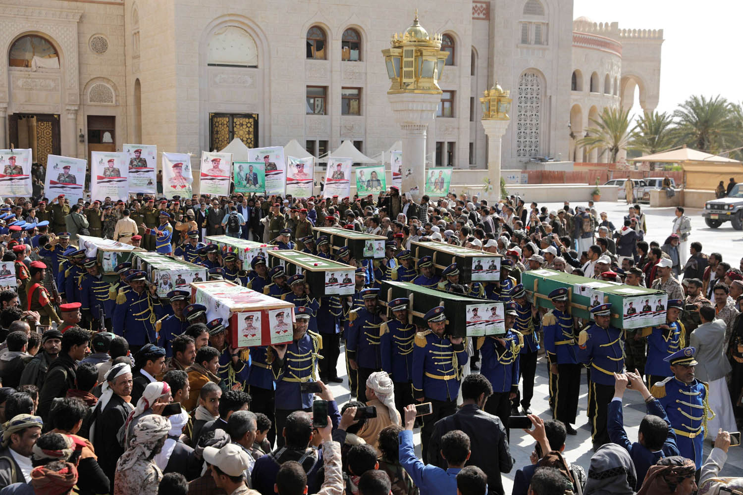 تشييع جماعي لمقاتلين حوثيين سقطوا في معارك مأرب