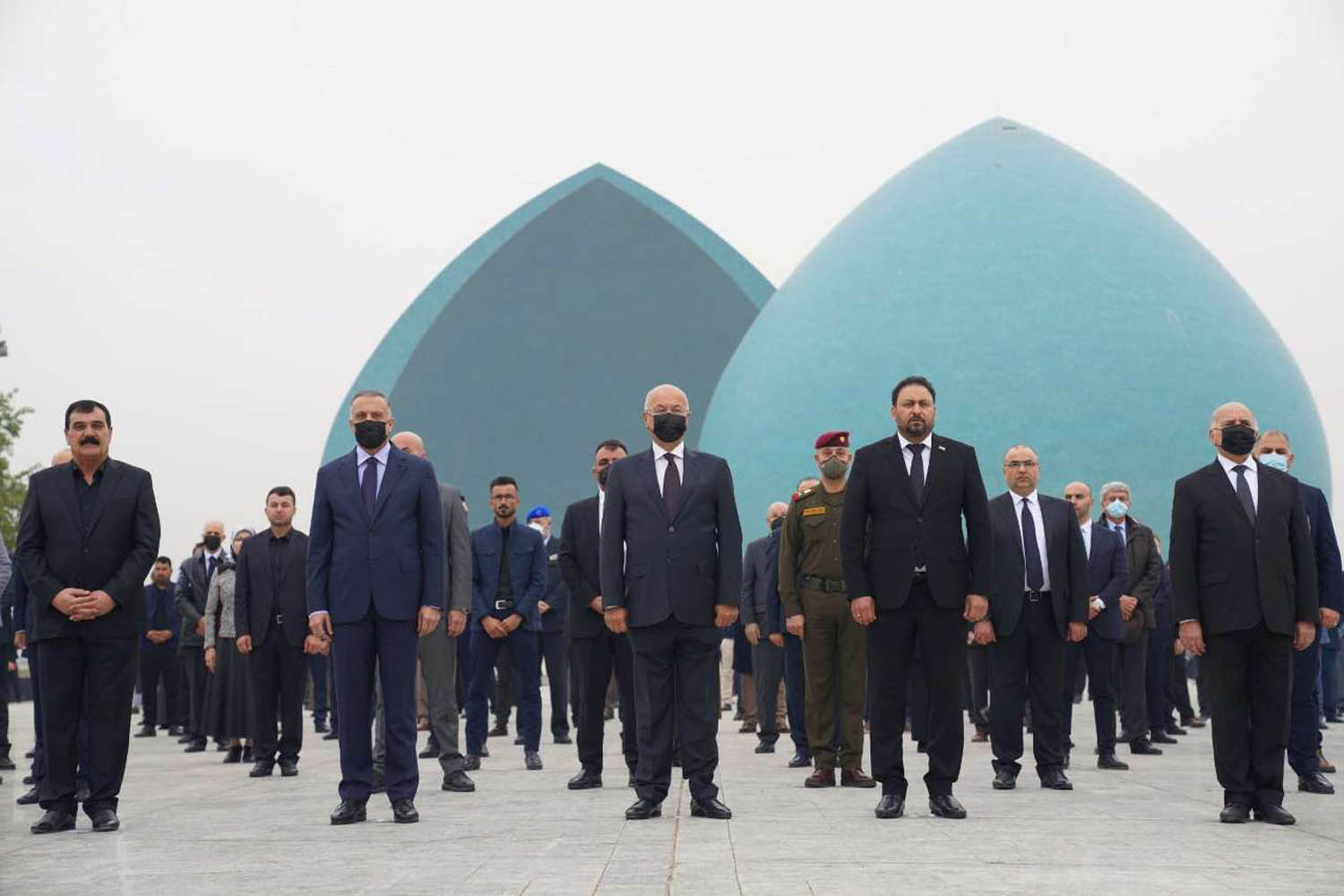 الرئيس العراقي برهم صالح ورئيس الوزراء مصطفى الكاظمي خلال حفل تأبين في بغداد لشهداء يزيديين قتلهم داعش