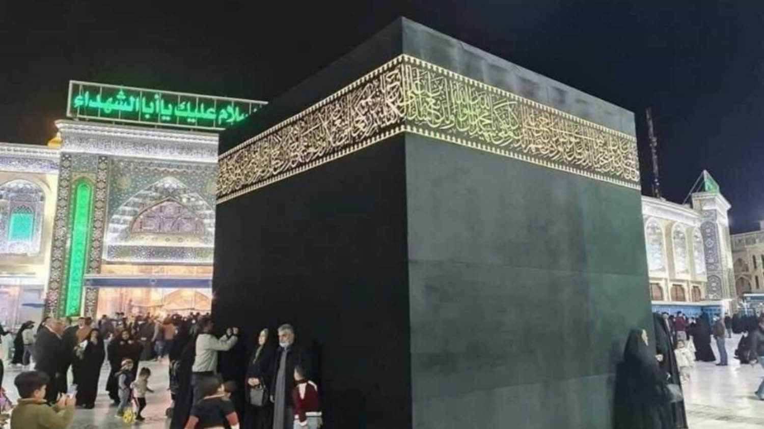 عراقيون يتعبدون عند مجسم للكعبة في ساحة ضريح الحسين في كربلاء