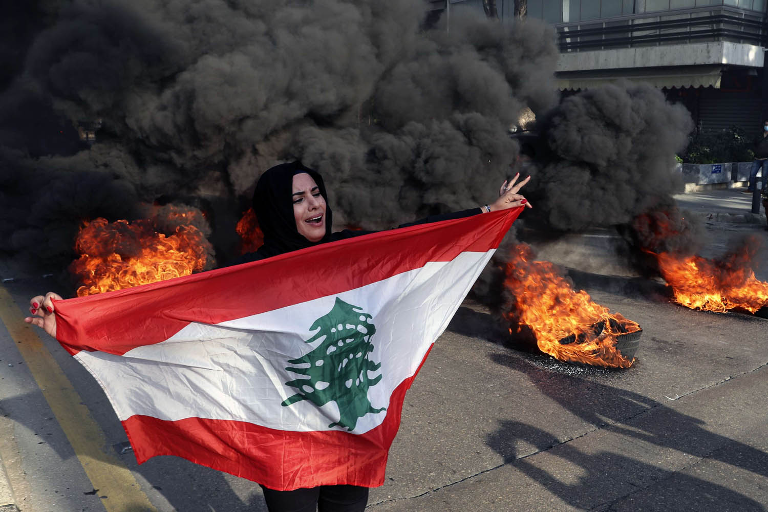 محتجة لبنانية وسط بيروت