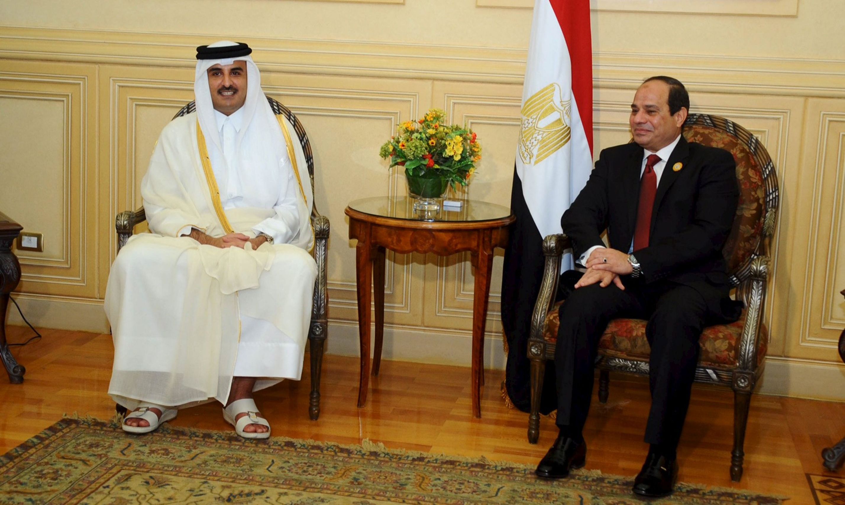 لقاء سابق بين الرئيس المصري عبدالفتاح السيسي وأمير قطر الشيخ تميم بن حمد على هامش القمة العربية في شرم الشيخ 2015