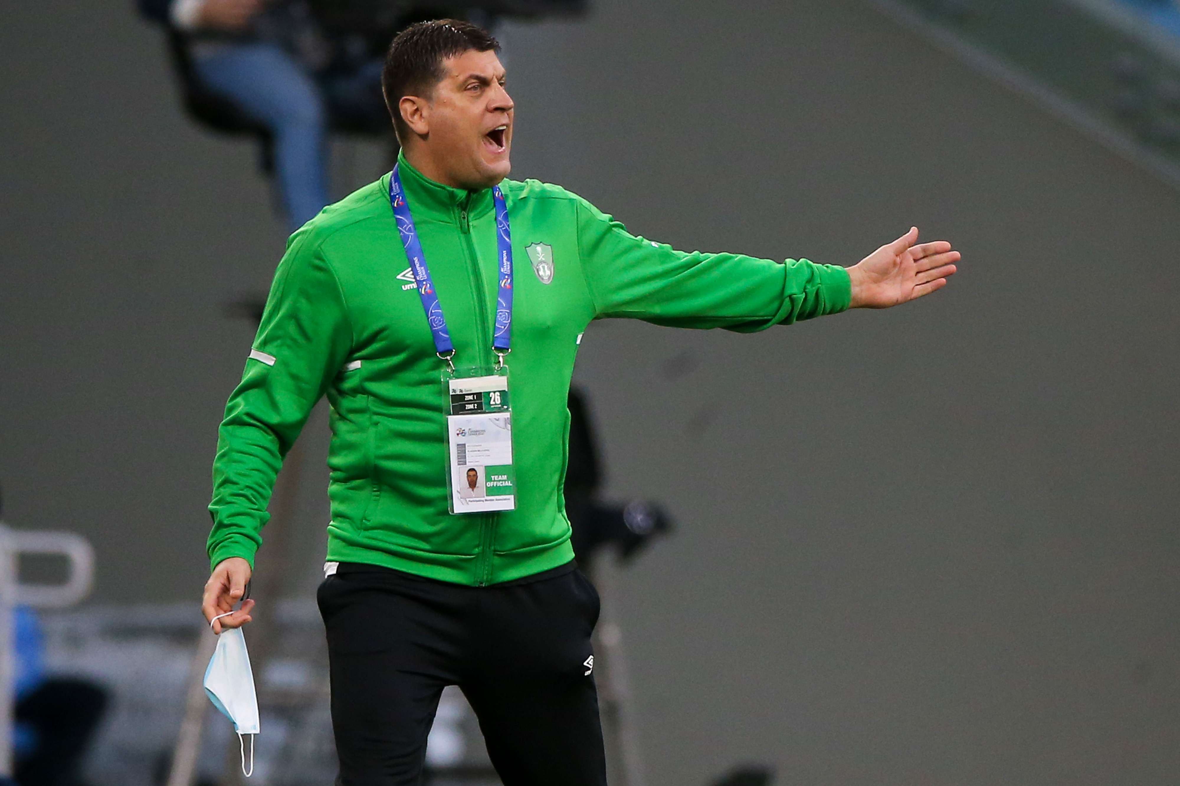 يوسف عنبر يقود الاهلي خلفا لميلوفيتش حتى نهاية الموسم