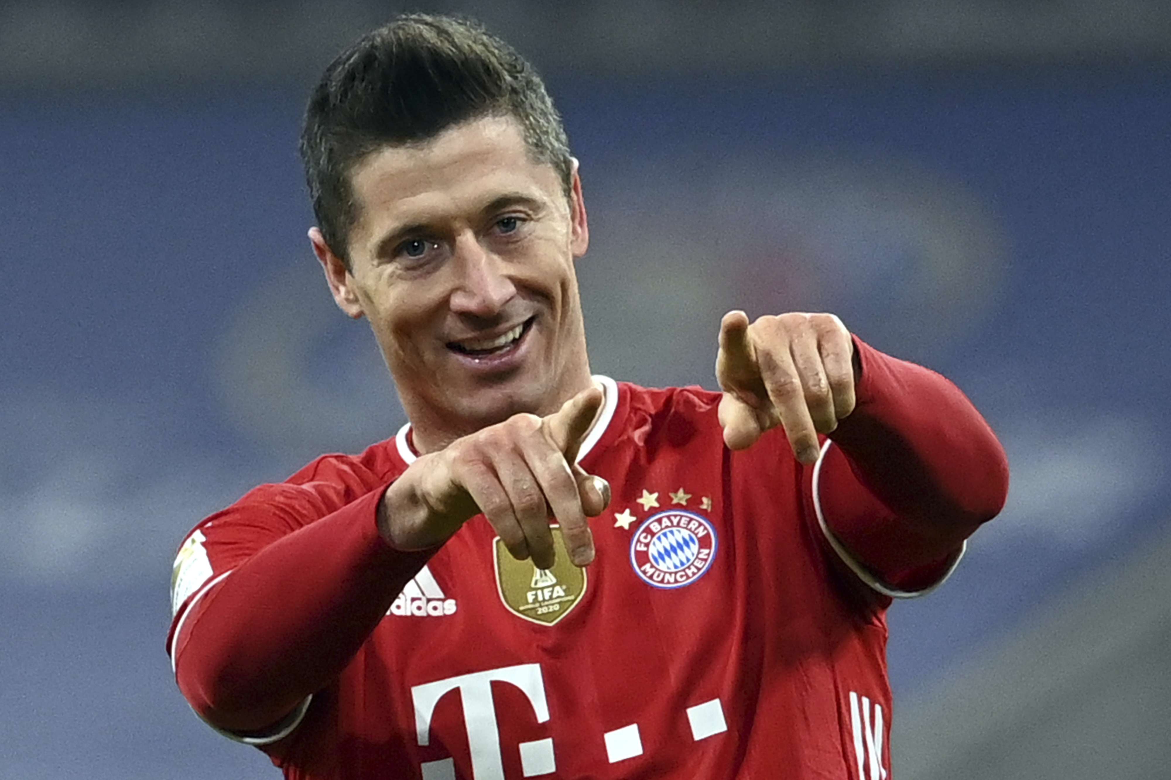 الهداف البولندي يقترب من رقم ثاني افضل الهدافين في تاريخ الدوري الالماني