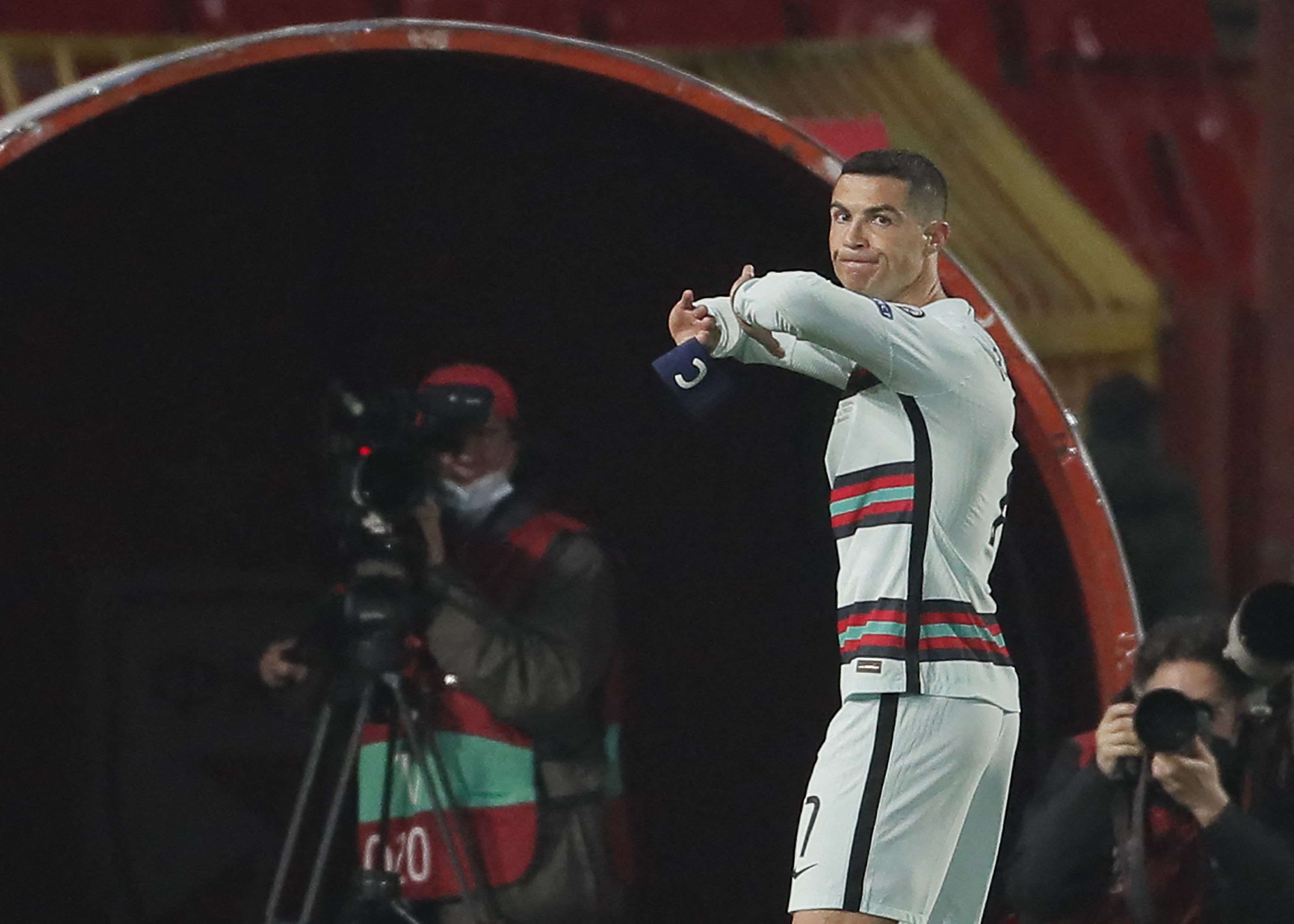 البرتغالي رونالدو يعبر عن غضبه لعدم احتساب هدف واضح لبلاده ضد صربيا في الوقت القاتل