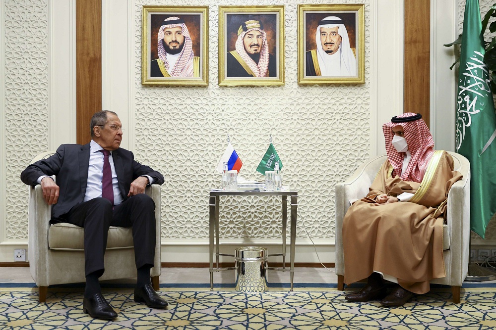 وزير الخارجية السعودي الأمير فيصل بن فرحان (يمين) يلتقي نظيره الروسي سيرجي لافروف