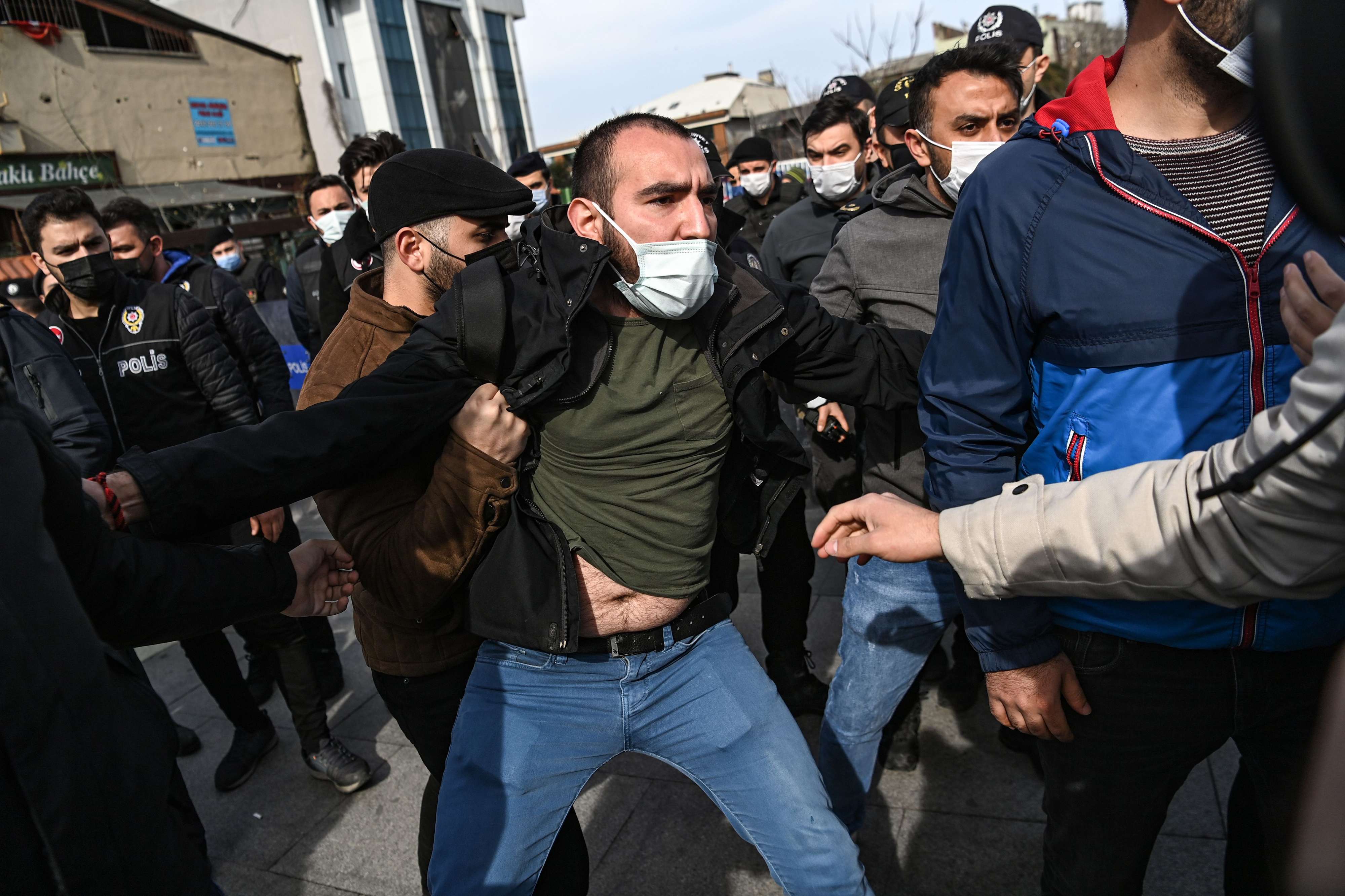 السلطات التركية تضيق الخناق على معارضي اردوغان ومنتقديه