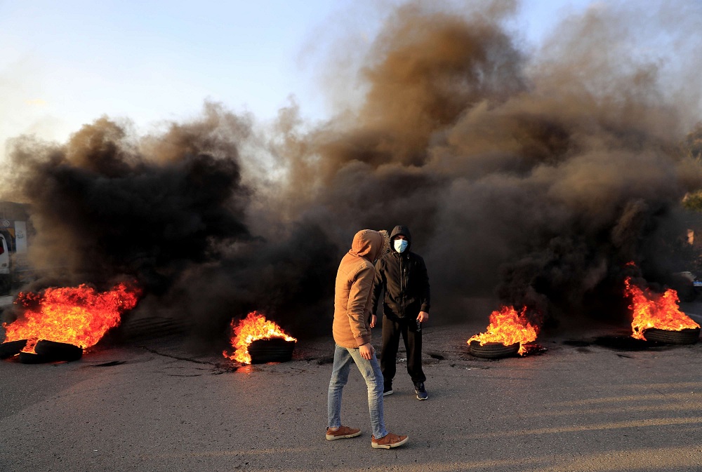 لا ملجأ للبنانيين إلا الشارع في ظل انشغال الطبقة السياسية في صراع المصالح بينما يغرق لبنان اكثر 