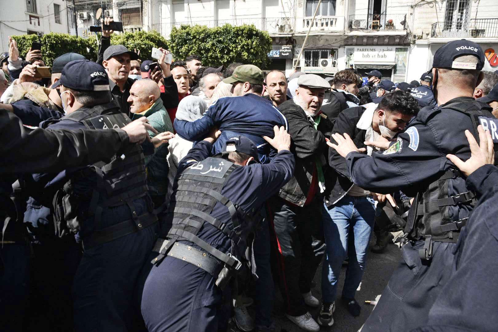 الحراك الجزائري يقاوم سلطة تكابد للبقاء