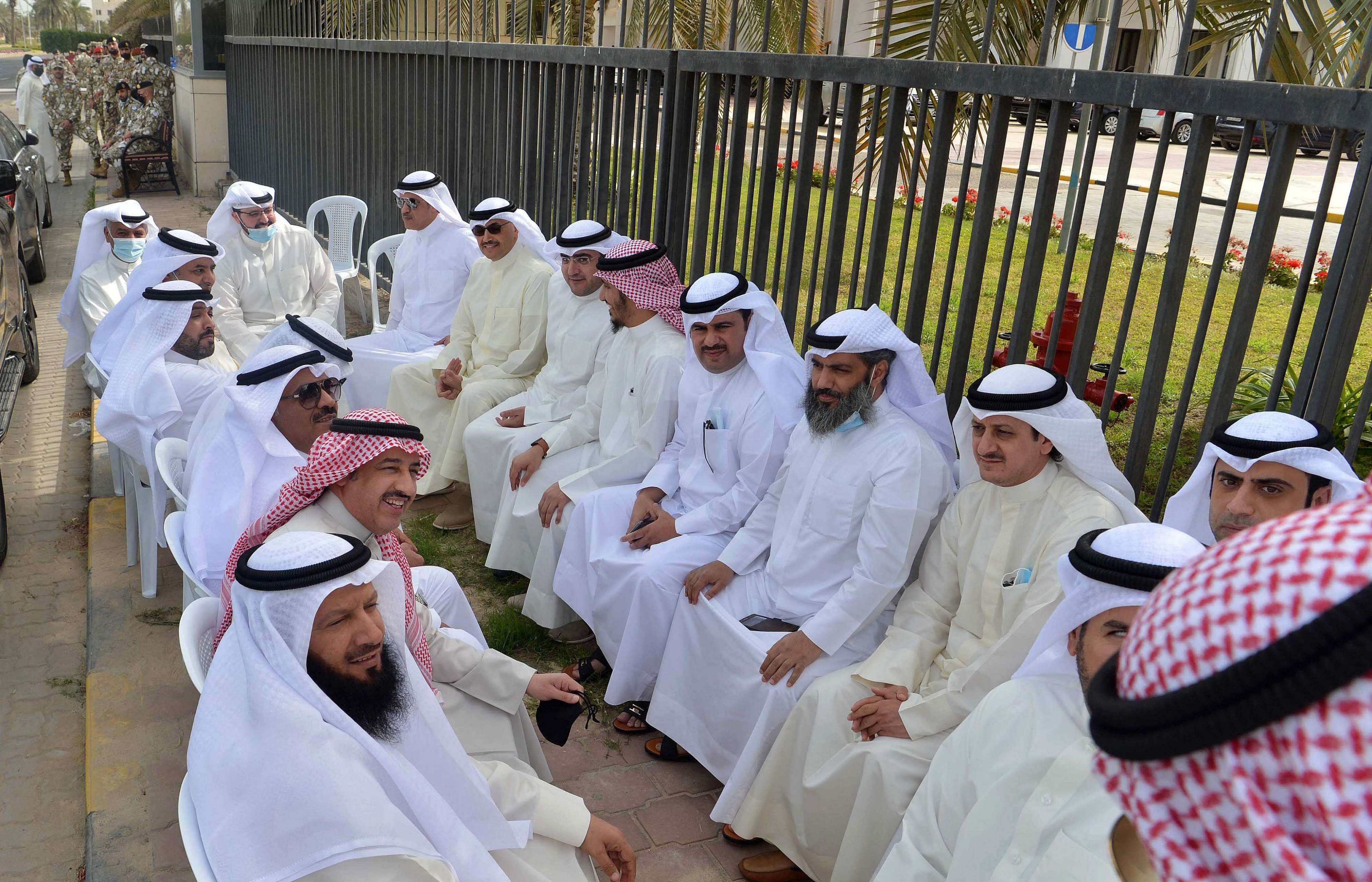 عشرات المحتجين والنواب يتجمعون خارج مقر البرلمان قبل الجلسة في إشارة على استمرار التوتر