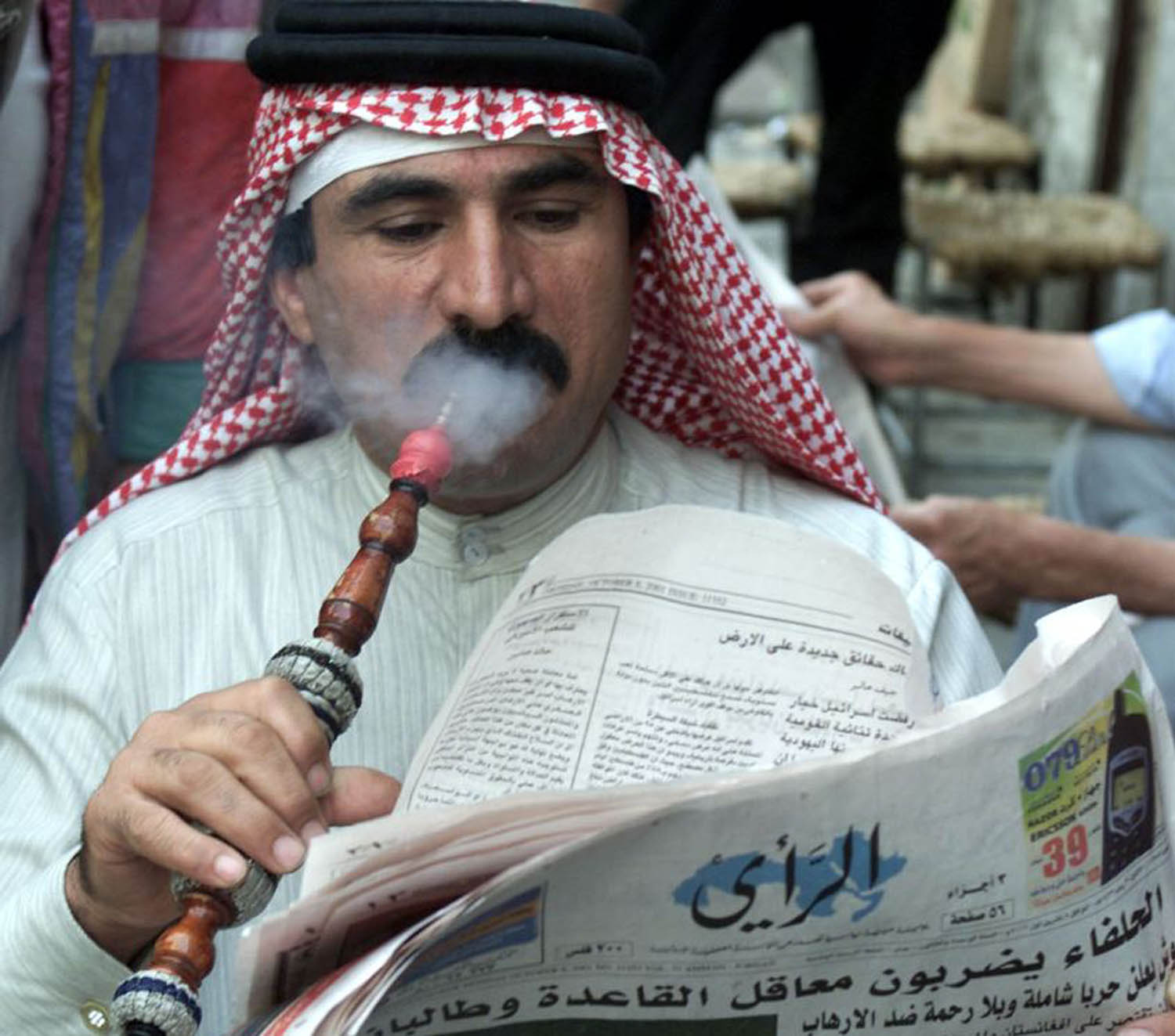 أردني يقرأ صحيفة