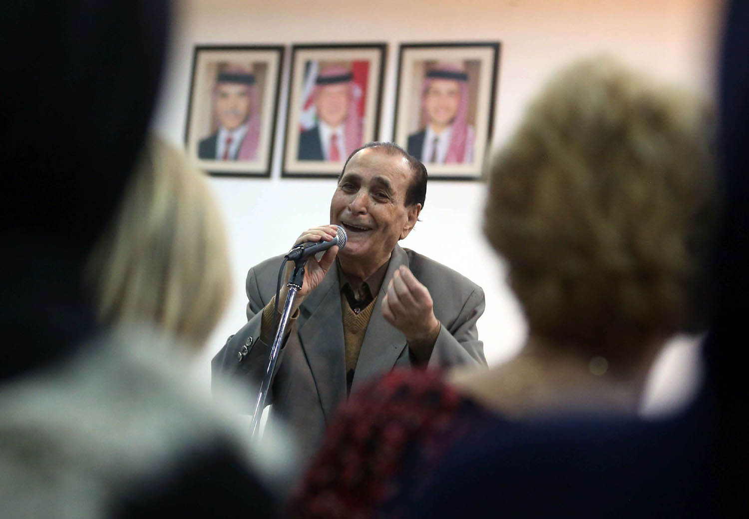 مطرب أردني في أداء في بيت الرواد
