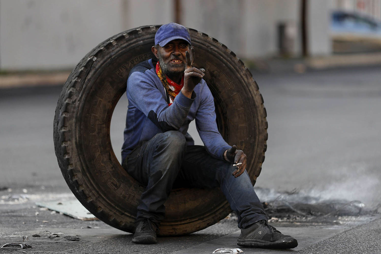 لبناني يستعد لحرق اطار في شارع من شوارع بيروت