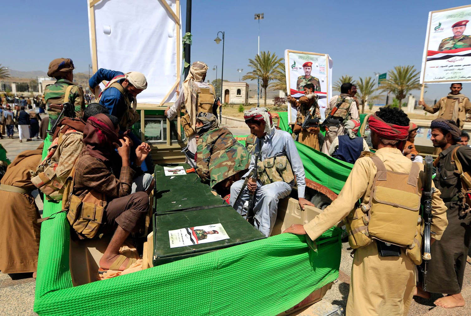 حوثيون يستعدون لدفن بعض مقاتليهم الذين قضوا في معارك مأرب