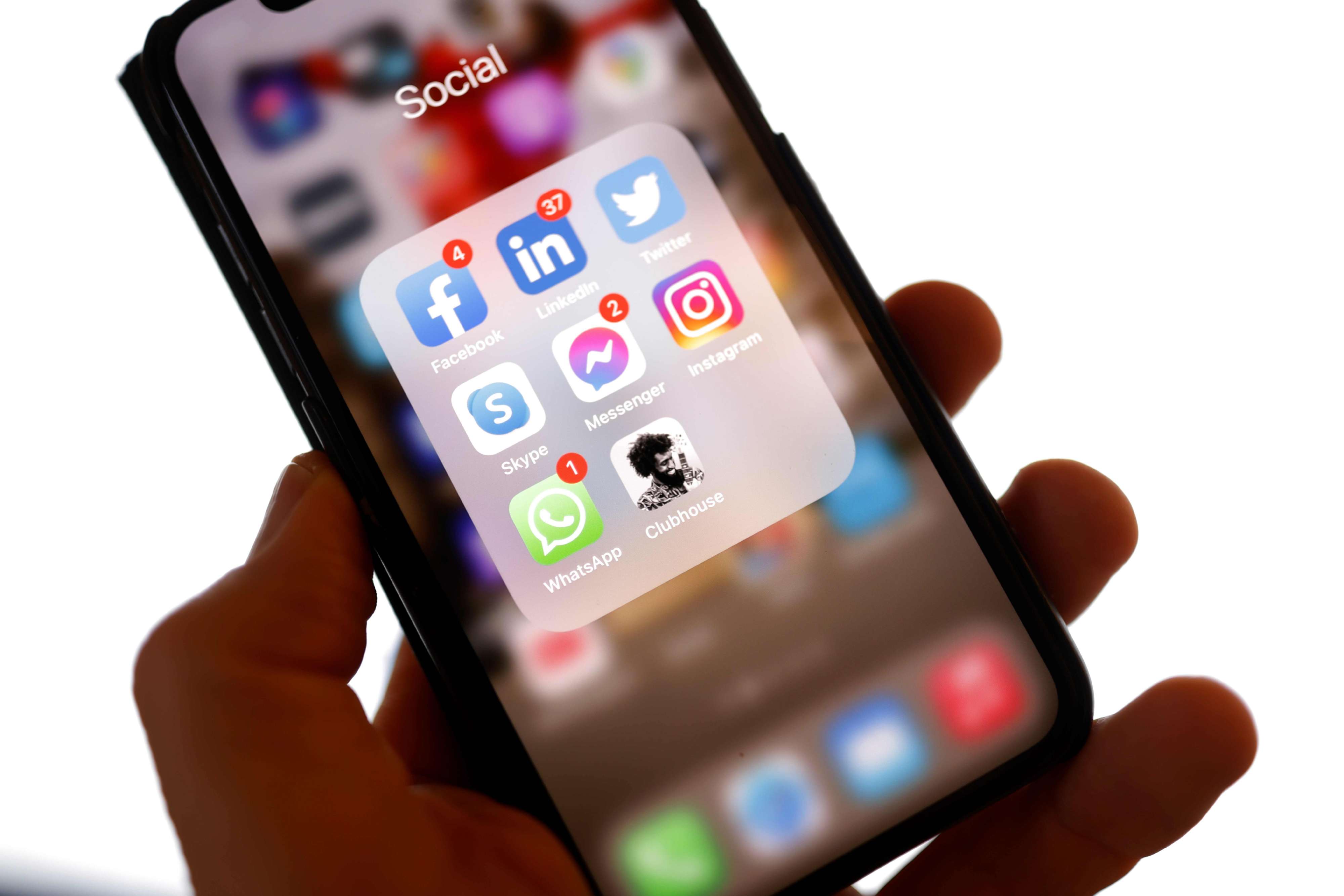 تطبيق كلوب هاوس يظهر بجانب تطبيقات اخرى على شاشة هاتف ذكي