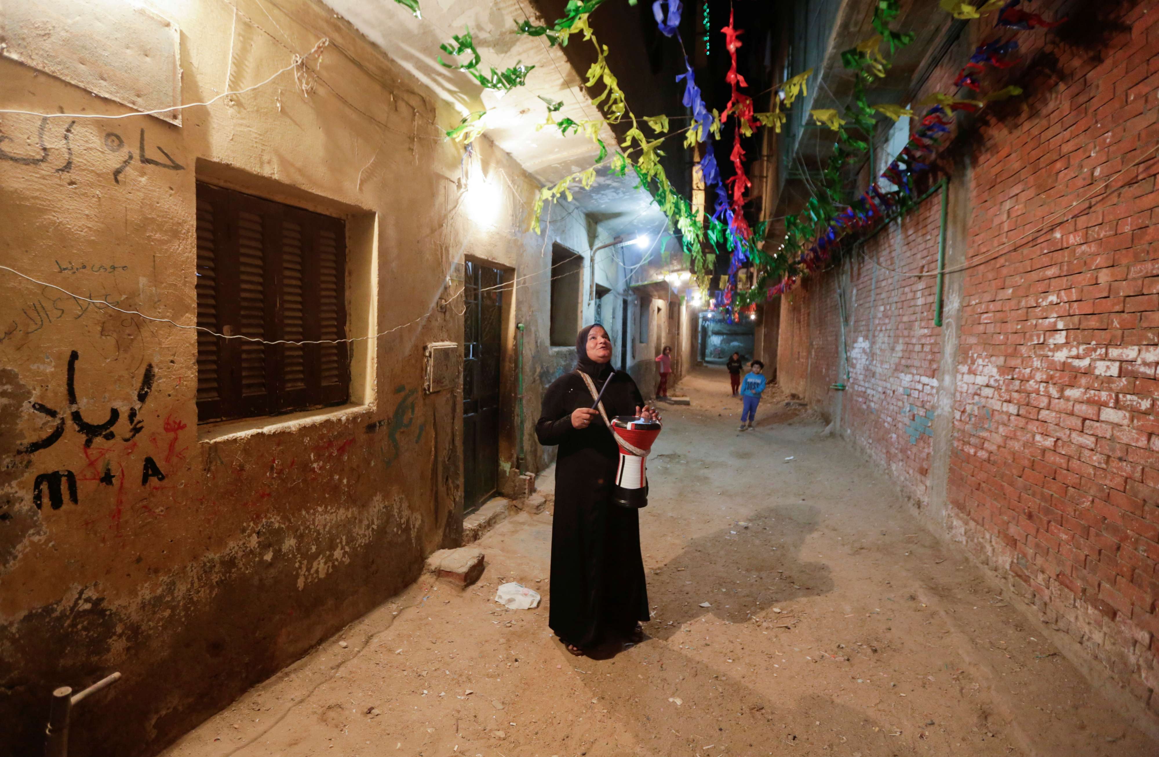 'المسحراتي' تقليد ينجو من الاندثار في مصر