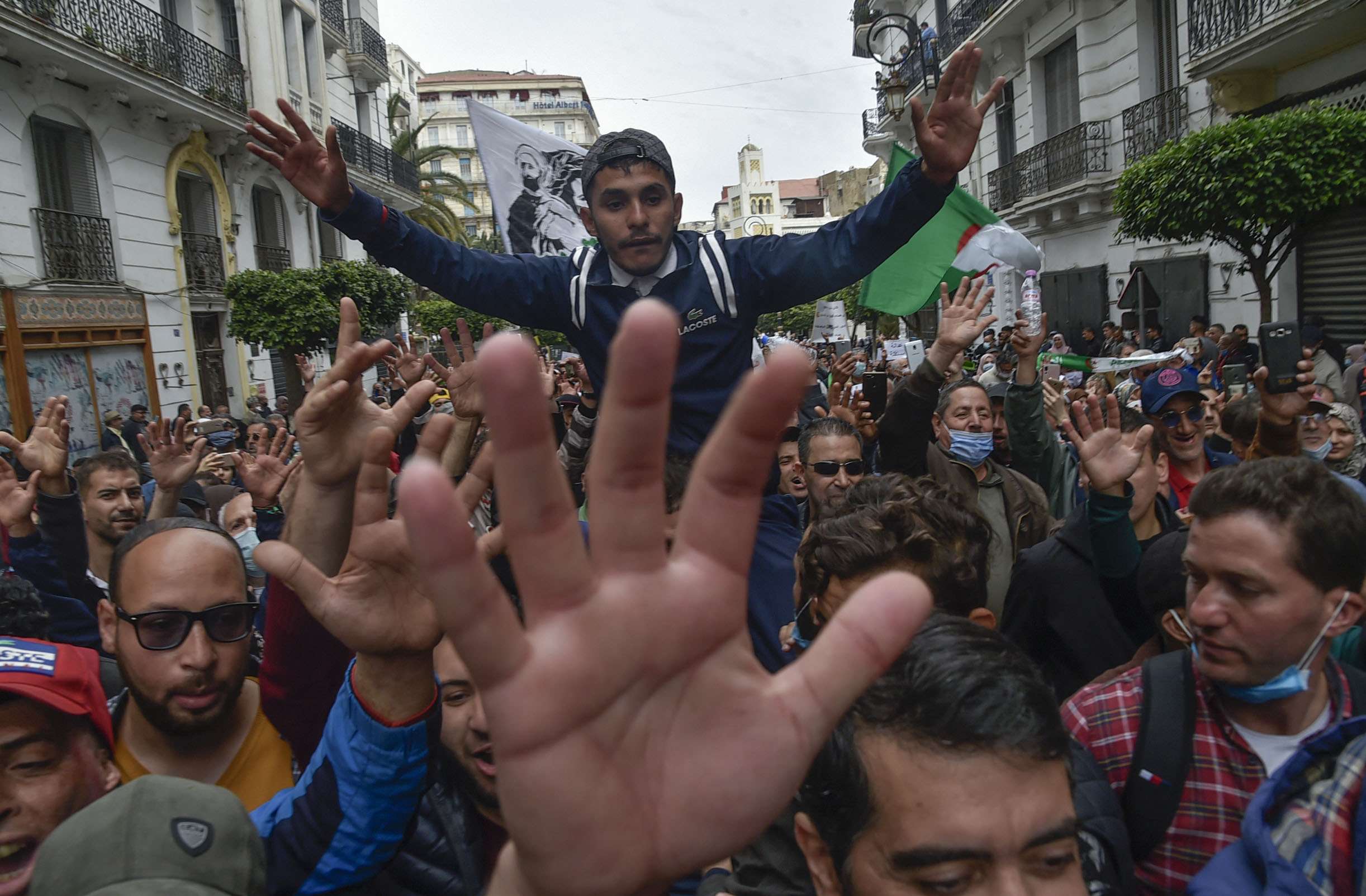 الحراك الجزائري حذر مرارا من اشهار السلطة ورقة الإرهاب والمؤامرة لوأد الاحتجاجات