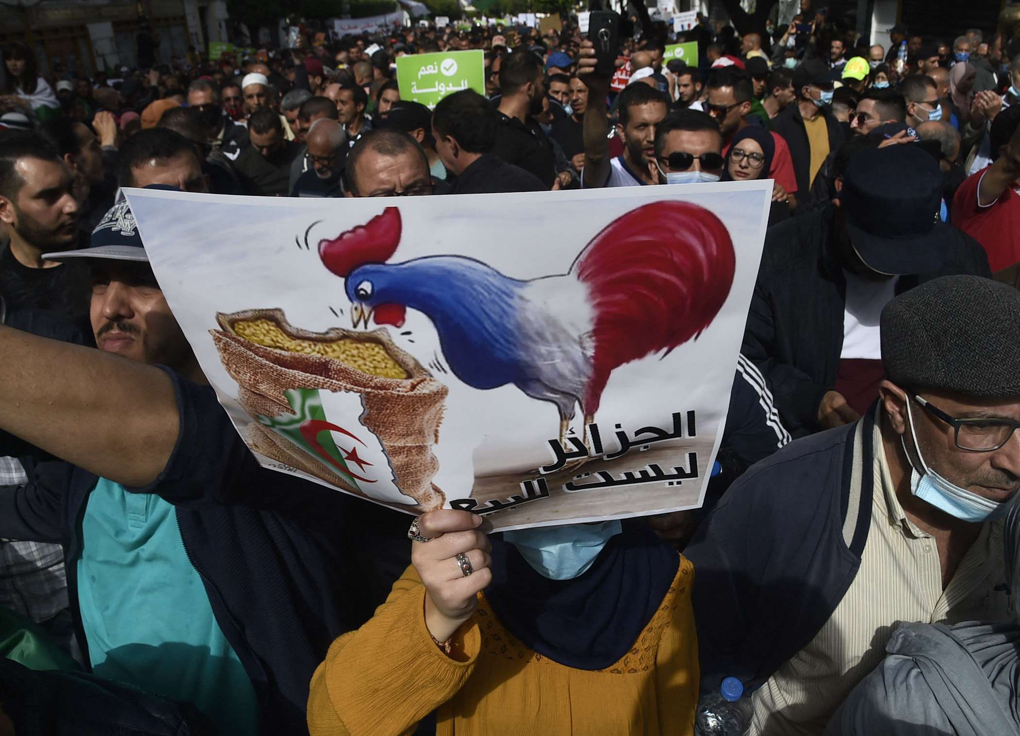 الحراك الشعبي ينظر بعين الريبة للتقارب الفرنسي الجزائري