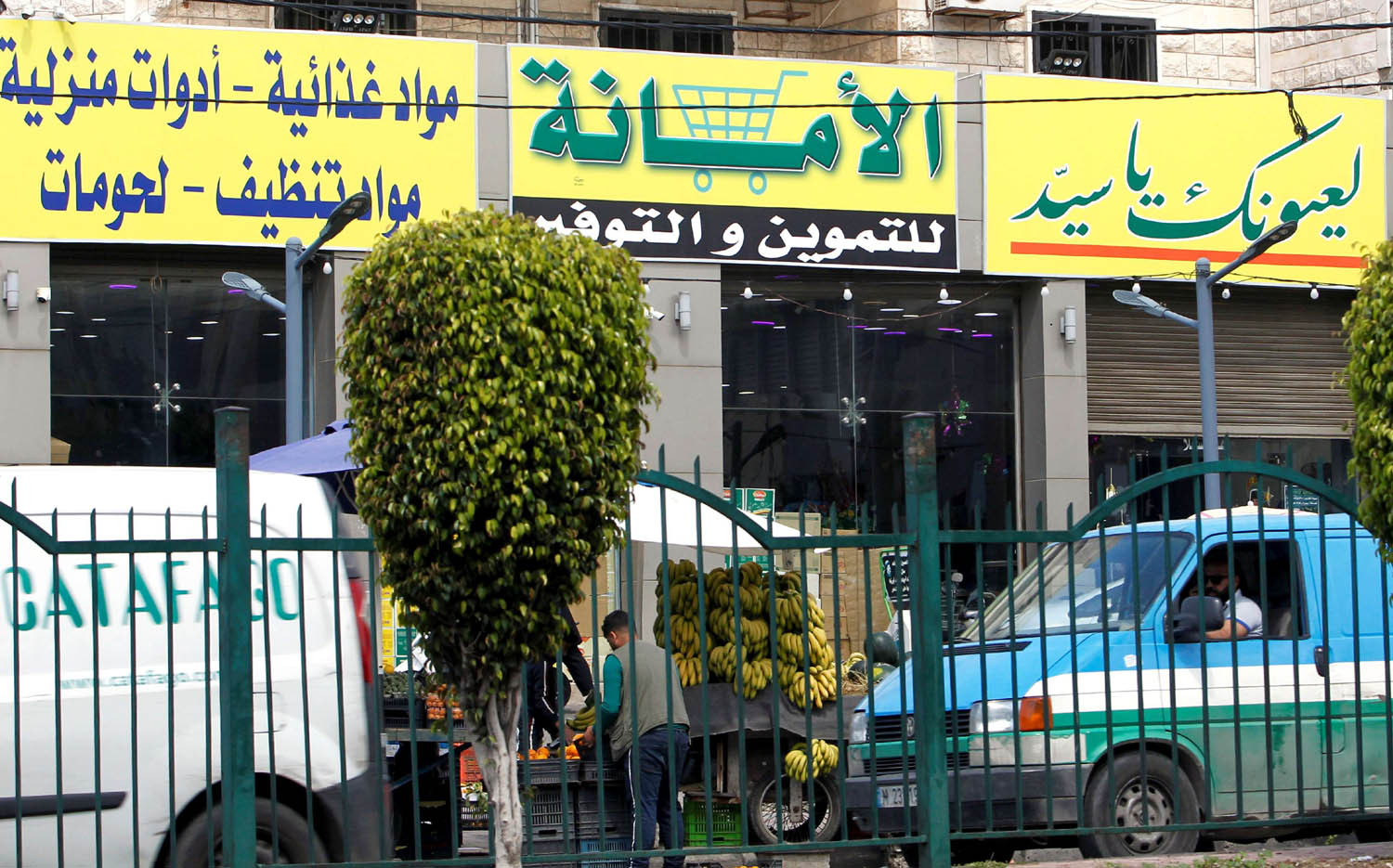 دكان في ضواحي بيروت يرفع شعارات حزب الله