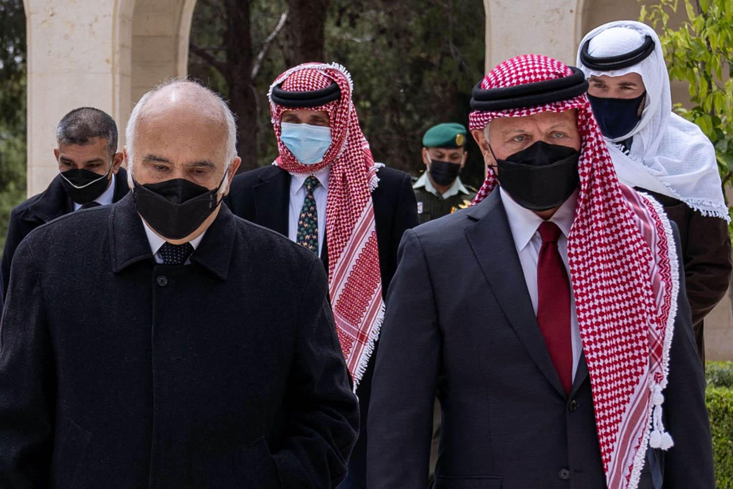 العاهل الأردني الملك عبدالله وولي العهد الأسبق الأمير الحسن بن طلال وبينهما ولي العهد السابق الأمير حمزة بن الحسين