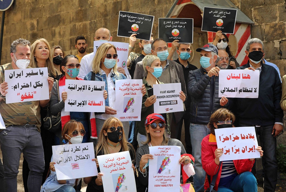 حزب الله وإيران يعمقان جراح لبنان